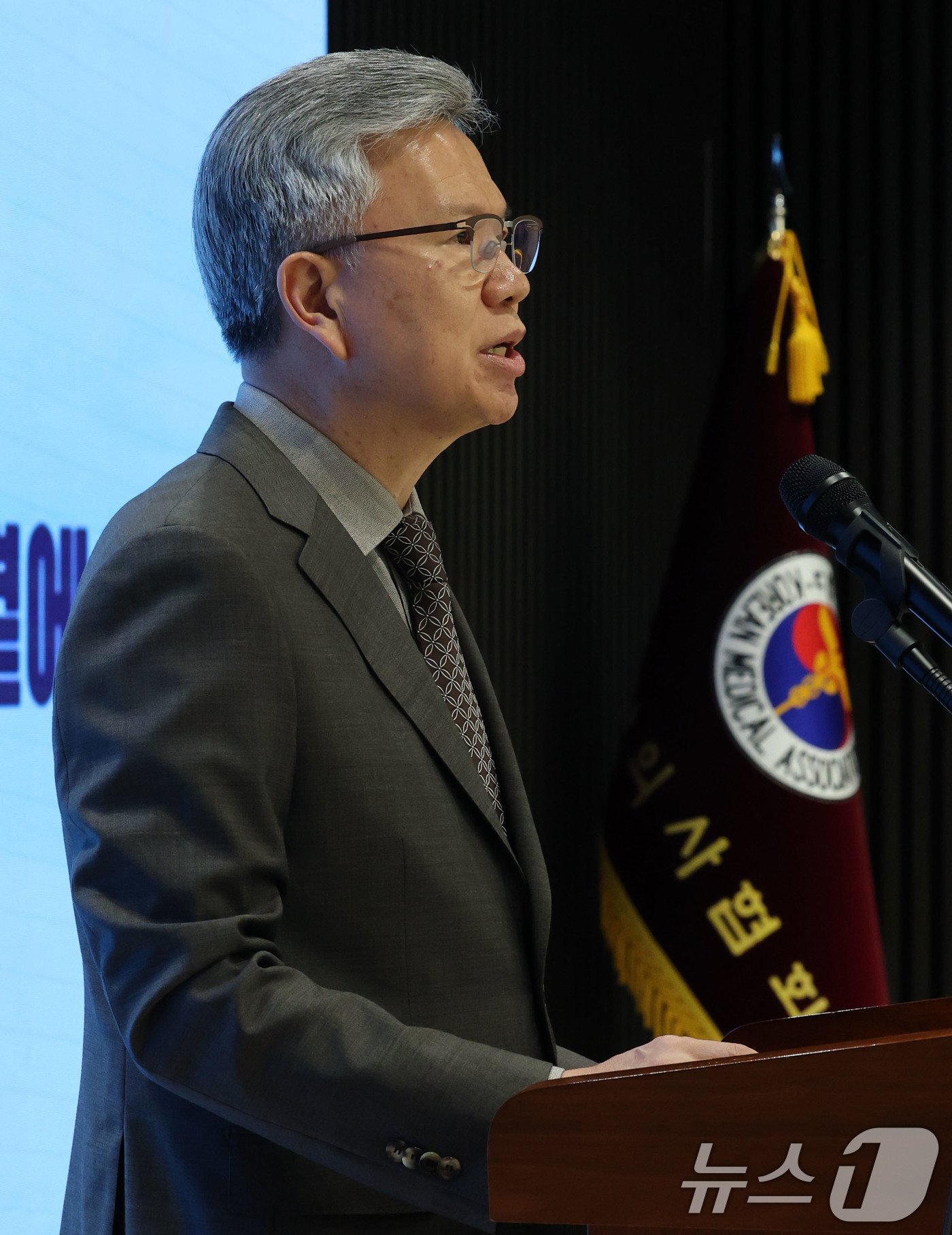 (서울=뉴스1) 박세연 기자 = 김택우 대한의사협회 회장이 4일 오후 서울 용산구 대한의사협회회관에서 ‘새 대통령에게 바랍니다’ 기자회견을 하고 있다. 2025.6.4/뉴스1