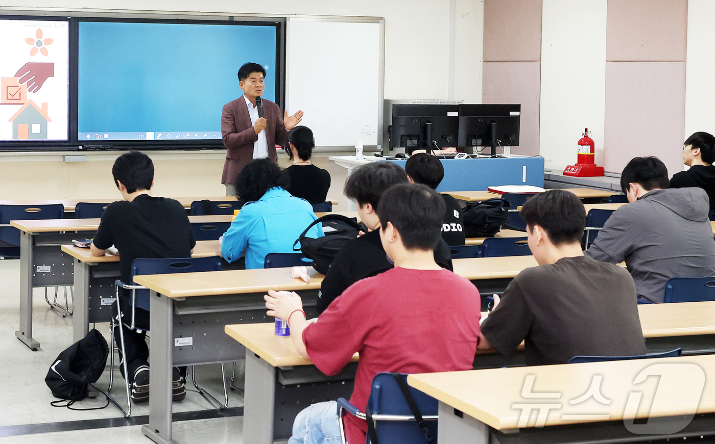 (대전=뉴스1) 김기태 기자 = 김동수 대전 유성구의회 의장이 4일 배재대에서 ‘내 삶을 바꾸는 지방의회’란 주제로 대학생 대상 특별 강연을 진행했다.이번 특강은 대학생들에게 지 …