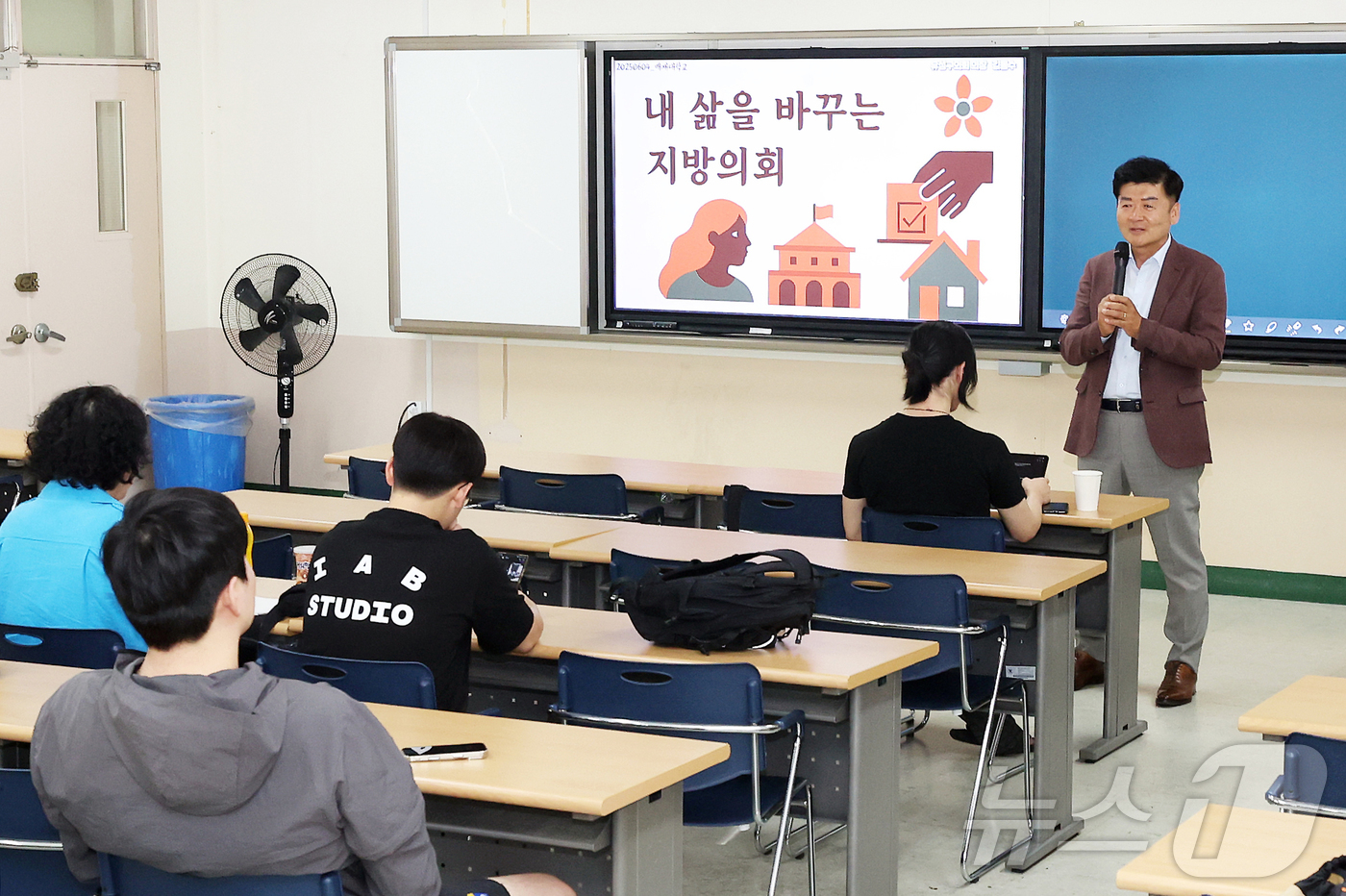 (대전=뉴스1) 김기태 기자 = 김동수 대전 유성구의회 의장이 4일 배재대에서  ‘내 삶을 바꾸는 지방의회’란 주제로 대학생 대상 특별 강연을 진행했다.이번 특강은 대학생들에게 지 …