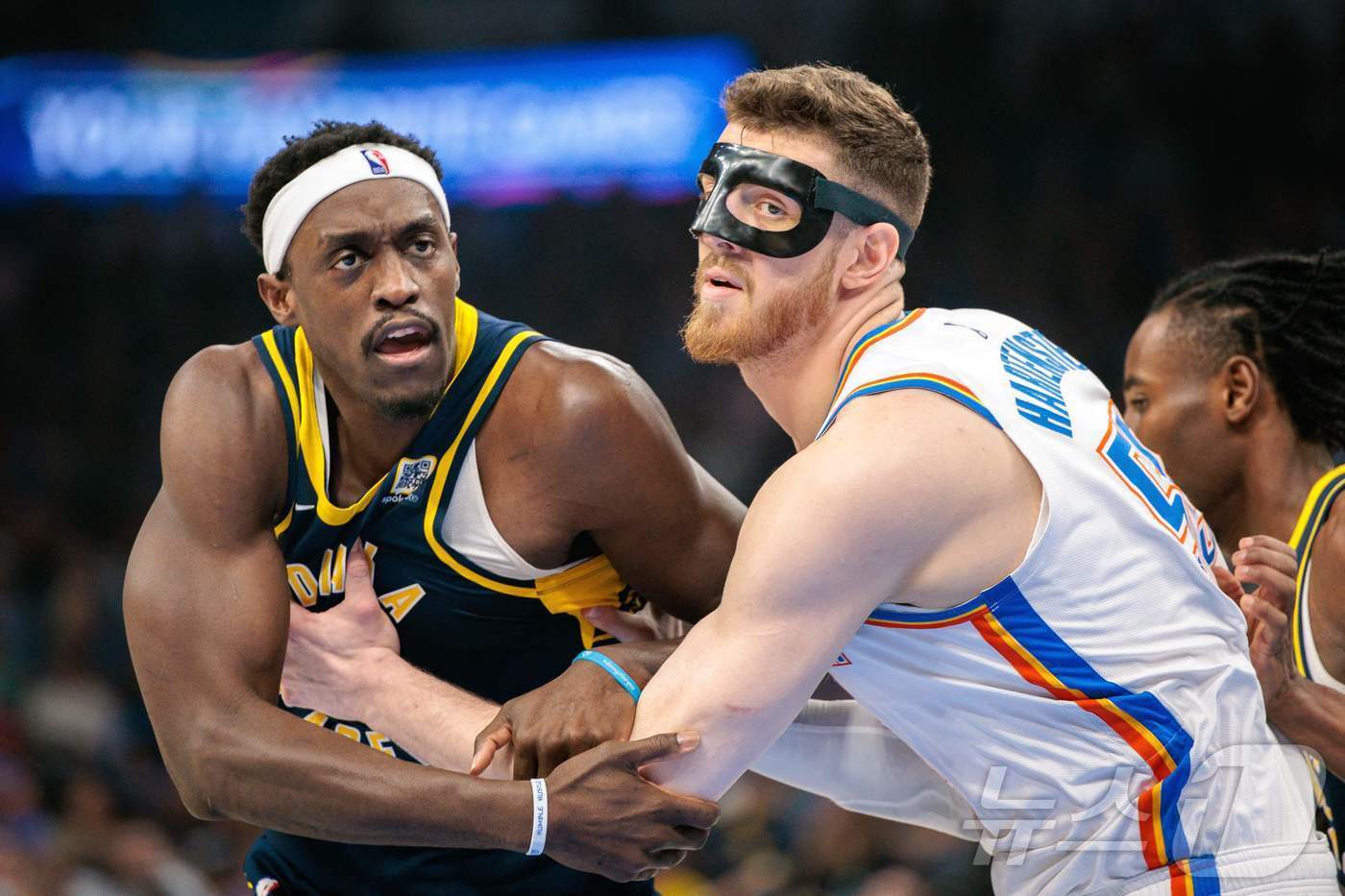 본문 이미지 - 인디애나 페이서스와 오클라호마시티는  6일&#40;한국시간&#41; 열리는 2024-25 NBA 파이널&#40;챔피언결정전&#41; 1차전을 시작으로 마지막 승부를 펼친다.  사진 왼쪽이 동부 콘퍼런스 MVP를 받은 파스칼 시아캄. ⓒ AFP=뉴스1