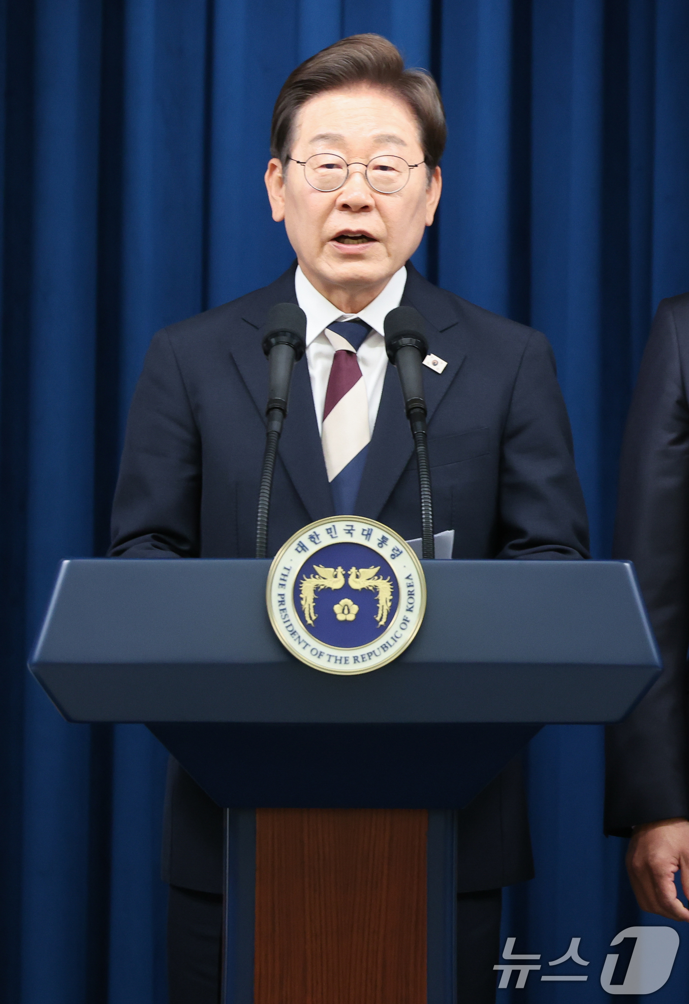 (서울=뉴스1) 허경 기자 = 이재명 대통령이 4일 서울 용산구 대통령실 청사 브리핑룸에서 국무총리와 국정원장, 대통령 비서실장 등 인선발표를 하고 있다. 국무총리 후보자로는 김민 …