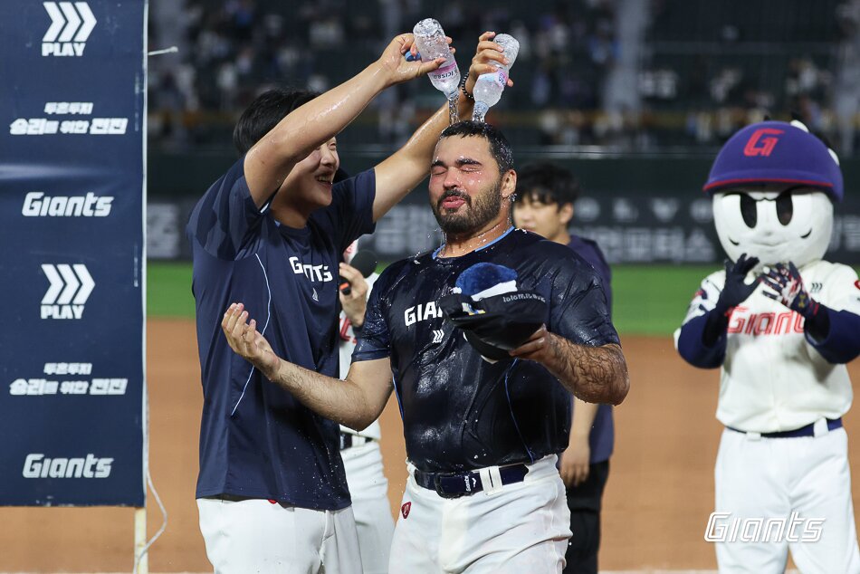 본문 이미지 - 롯데 감보아가 첫승을 따낸 뒤 물세례를 받고 있다.(롯데 자이언츠 제공)
