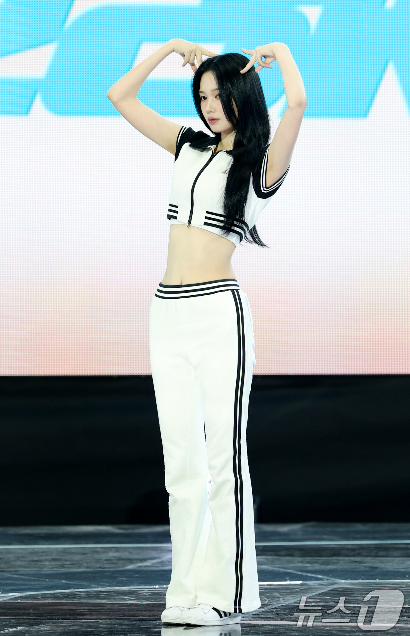 (서울=뉴스1) 권현진 기자 = 그룹 유스피어(USPEER)의 여원이 4일 서울 마포구 SBS 프리즘타워에서  가진 첫 싱글 '스피드 존'(SPEED ZONE) 발매 쇼케이스에서 …