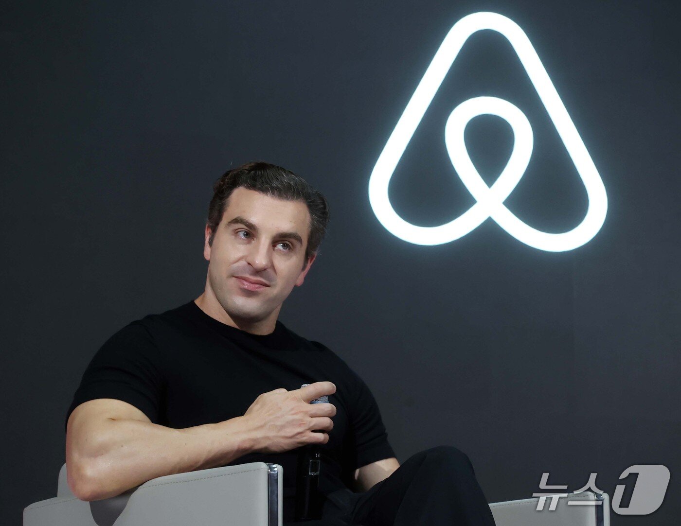 본문 이미지 - 브라이언 체스키 에어비앤비 공동 창업자 겸 CEO가 4일 서울 용산구에서 열린 기자 간담회에 발언을 이어가고 있다&#40;에어비앤비 제공&#41;