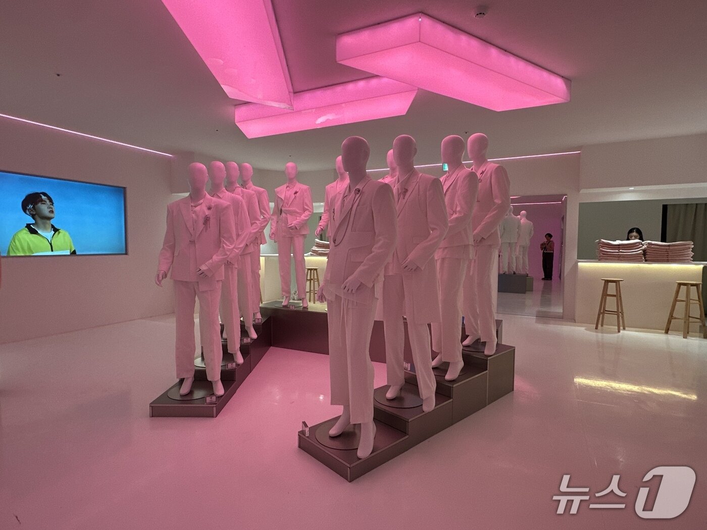 본문 이미지 - 전 세계에서 초청한 60명 팬들과 세븐틴이 함께 소통하는 공간ⓒ News1 윤슬빈 기자