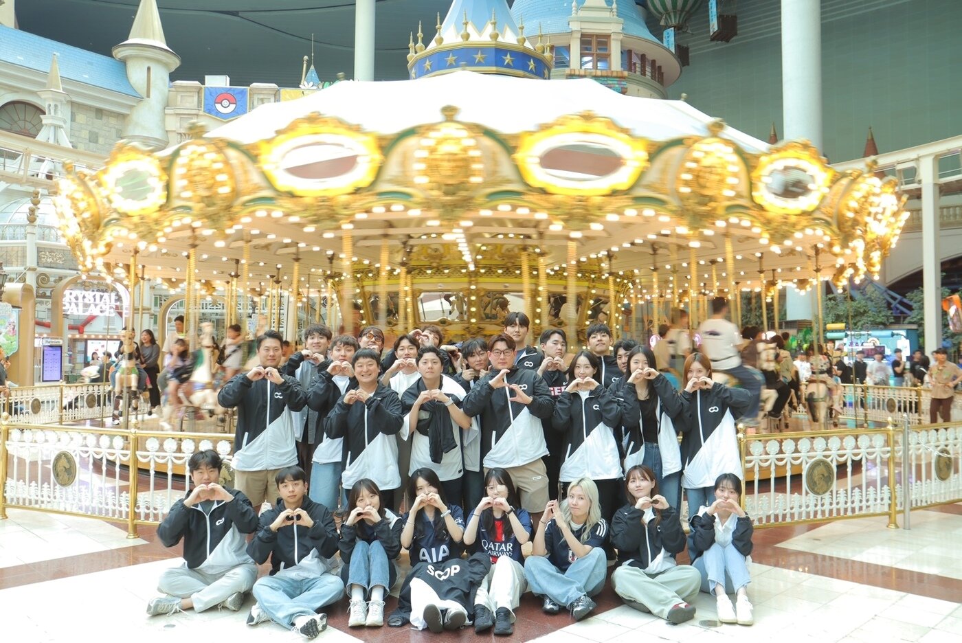 본문 이미지 - 5월 30일 롯데월드 소풍 현장에서 인증샷 미션에 참여하는 SOOP 직원들 &#40;SOOP 제공&#41;