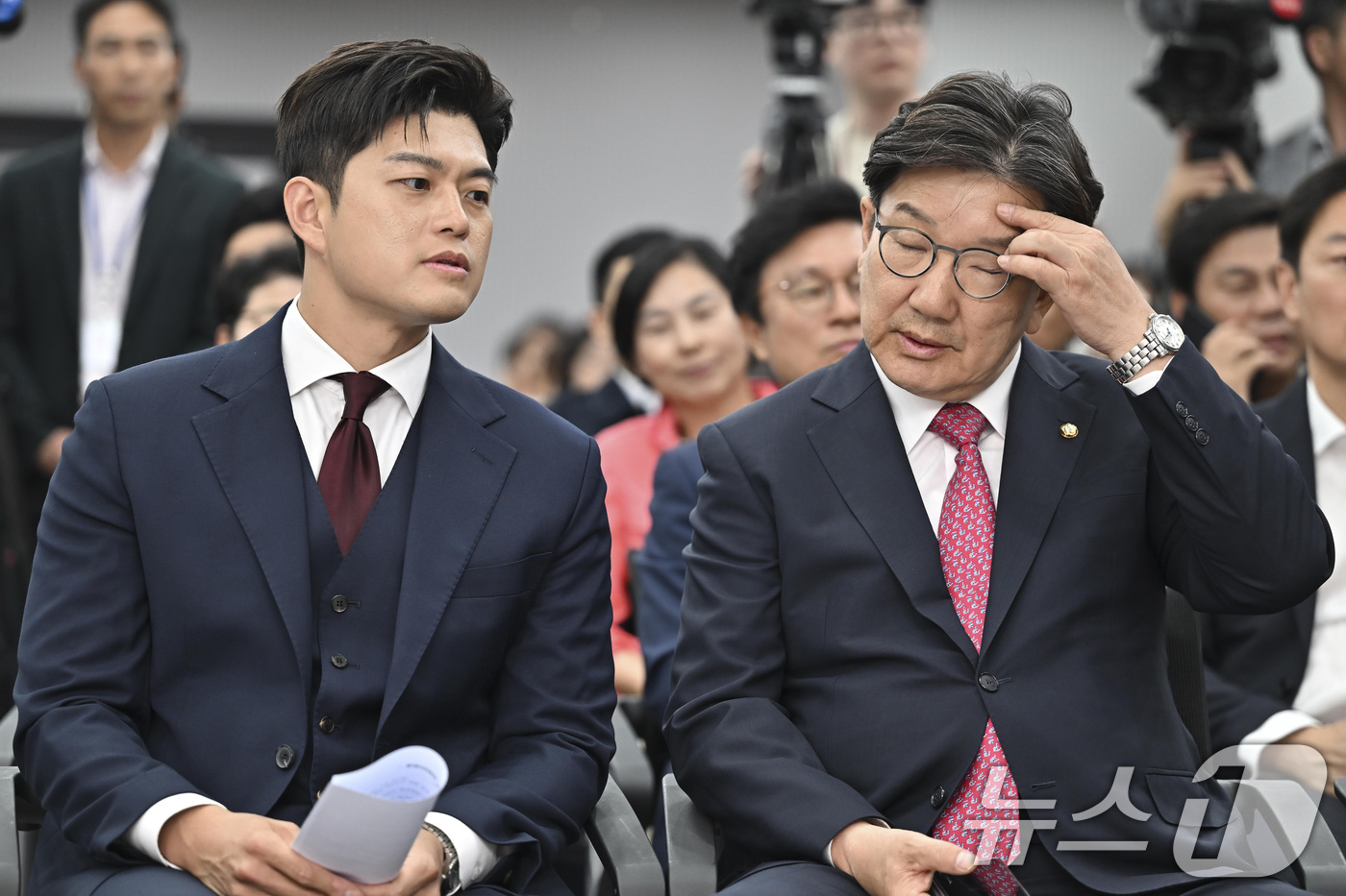 (서울=뉴스1) 이광호 기자 = 권성동 국민의힘 원내대표(오른쪽)와 김용태 비대위원장이 4일 서울 여의도 중앙당사에서 열린 제21대 대통령선거 국민의힘 중앙선거대책위원회 해단식에서 …