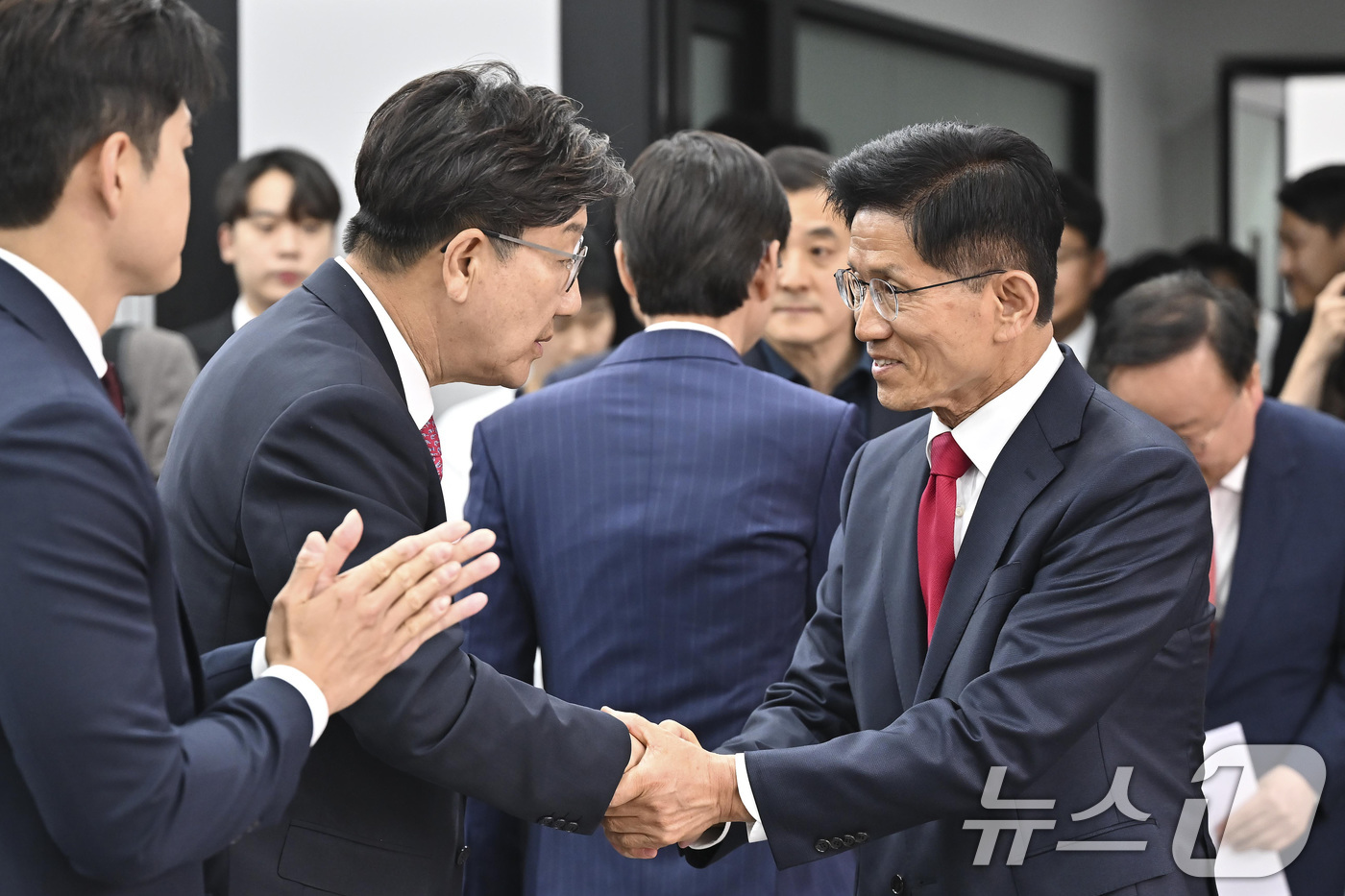 (서울=뉴스1) 이광호 기자 = 김문수 국민의힘 대통령 후보가 4일 서울 여의도 중앙당사에서 열린 제21대 대통령선거 국민의힘 중앙선거대책위원회 해단식에서 권성동 원내대표와 인사하 …