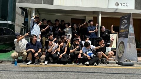 본문 이미지 - 타 부서와 함께 점심을 먹는 &#39;런치데이&#39; 기념 사진 &#40;SOOP 제공&#41;