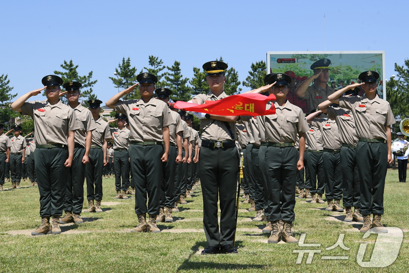 (포항=뉴스1) 최창호 기자 = 4일 경북 포항시 남구 해병대교육훈련단 연병장에서 열린 신병 1317기 수료식에서 신병들이 경례하고 있다.이날 수료식에서는 6주간 훈련을 마친 12 …