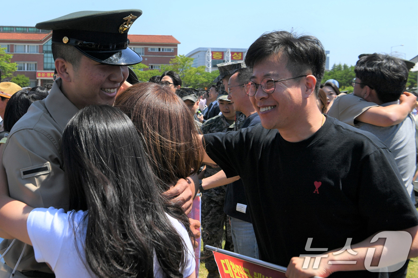 (포항=뉴스1) 최창호 기자 = 4일 경북 포항시 남구 해병대교육훈련단 연병장에서 열린 신병 1317기 수료식에서 신병이 가족과 만나고 있다.이날 수료식에서는 6주간 훈련을 마친 …