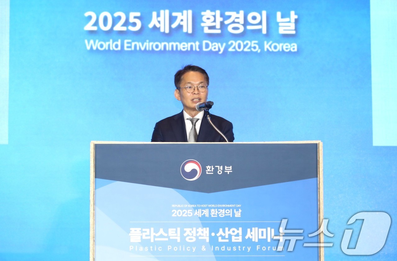 (서울=뉴스1) = 이병화 환경부 차관이 4일 제주국제컨벤션센터에서 열린 플라스틱 정책·산업 세미나에 참석해 인사말을 하고 있다. (환경부 제공. 재판매 및 DB 금지) 2025. …