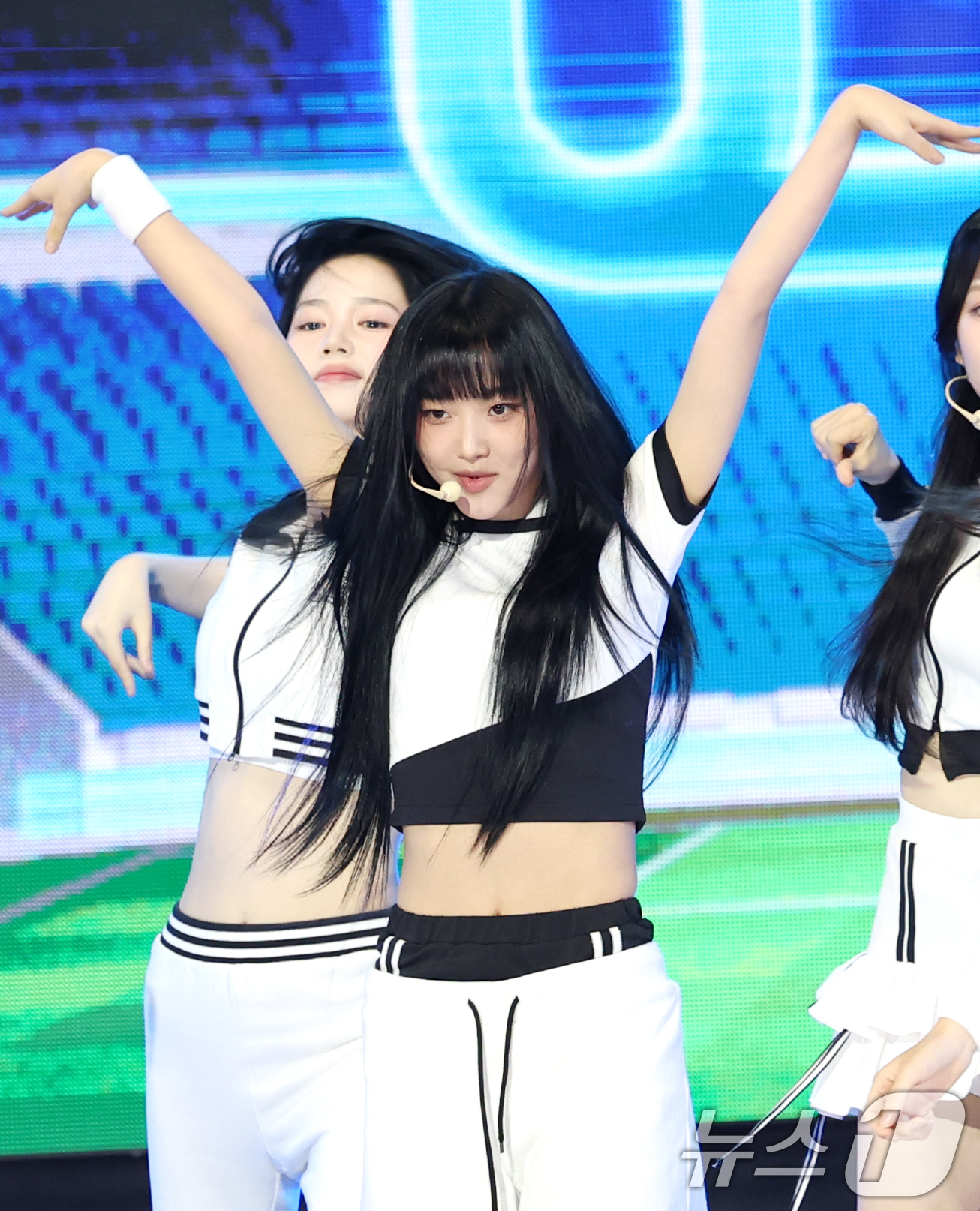 (서울=뉴스1) 권현진 기자 = 그룹 유스피어(USPEER)의 시안이 4일 서울 마포구 SBS 프리즘타워에서 가진 첫 싱글 '스피드 존'(SPEED ZONE) 발매 쇼케이스에서 타 …