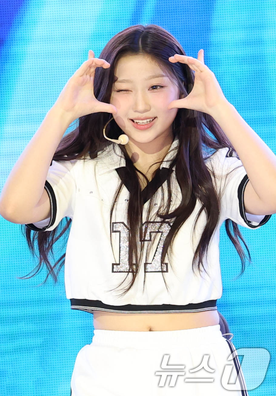 (서울=뉴스1) 권현진 기자 = 그룹 유스피어(USPEER)의 로아가 4일 서울 마포구 SBS 프리즘타워에서 가진 첫 싱글 '스피드 존'(SPEED ZONE) 발매 쇼케이스에서 타 …