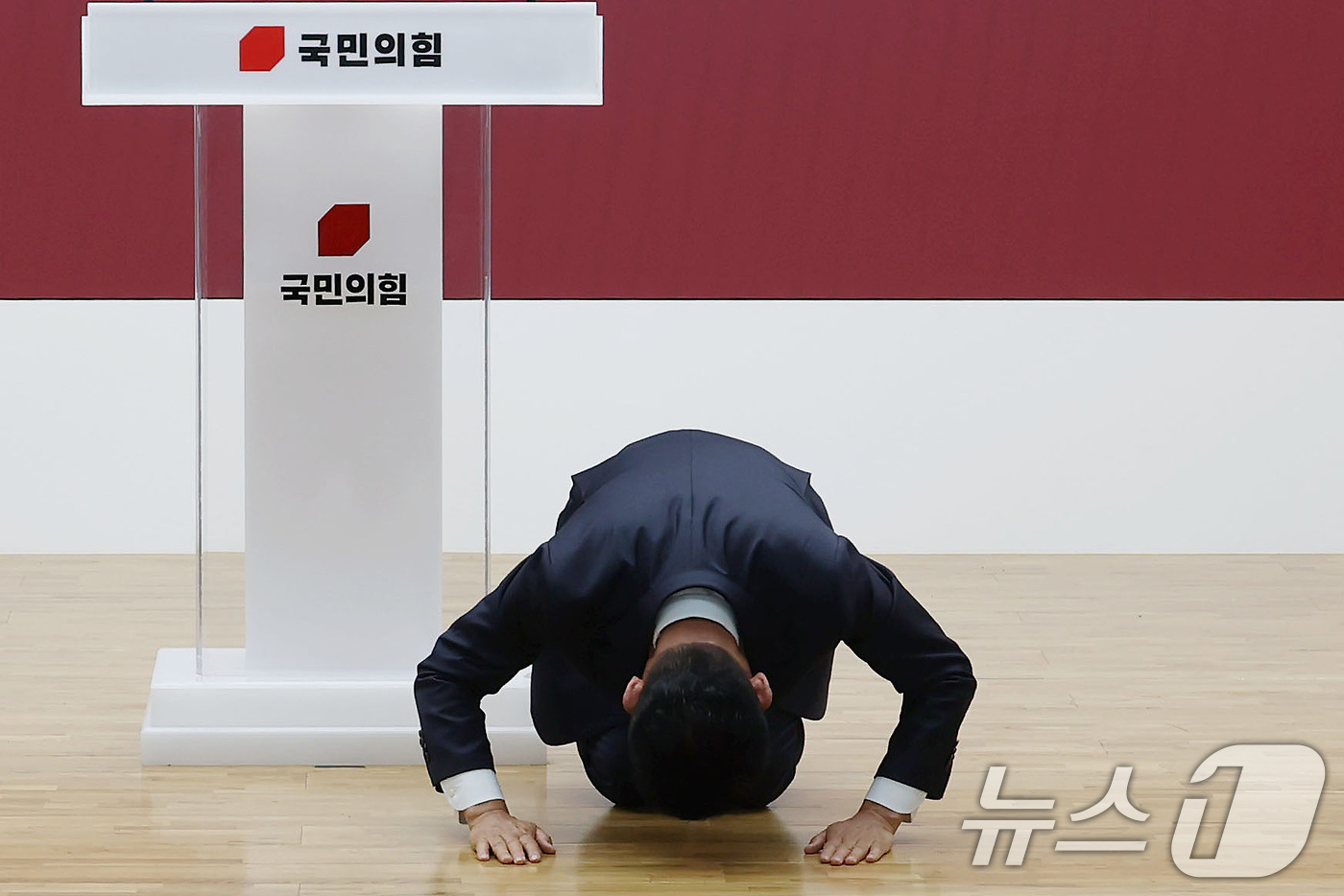 (서울=뉴스1) 이광호 기자 = 김문수 전 국민의힘 대선 후보가 4일 서울 여의도 국민의힘 당사에서 열린 중앙선대위 해단식에서 큰절하고 있다. (공동취재) 2025.6.4/뉴스1