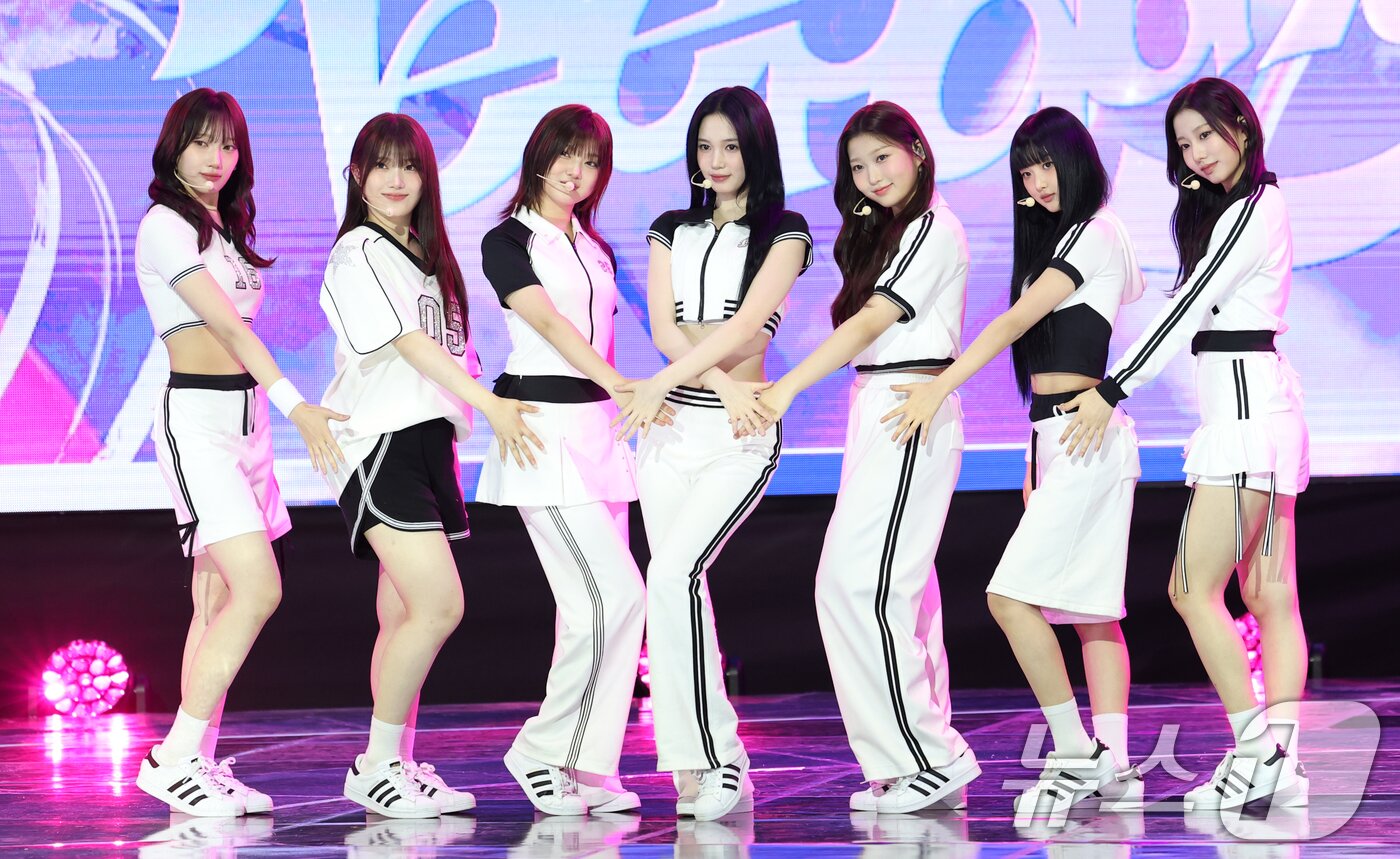 본문 이미지 - 그룹 유스피어(USPEER)의 이 4일 서울 마포구 SBS 프리즘타워에서 가진 첫 싱글 '스피드 존'(SPEED ZONE) 발매 쇼케이스에서 타이틀곡 '텔레파시'(Telepathy)를 선보이고 있다. 2025.6.4/뉴스1 ⓒ News1 권현진 기자