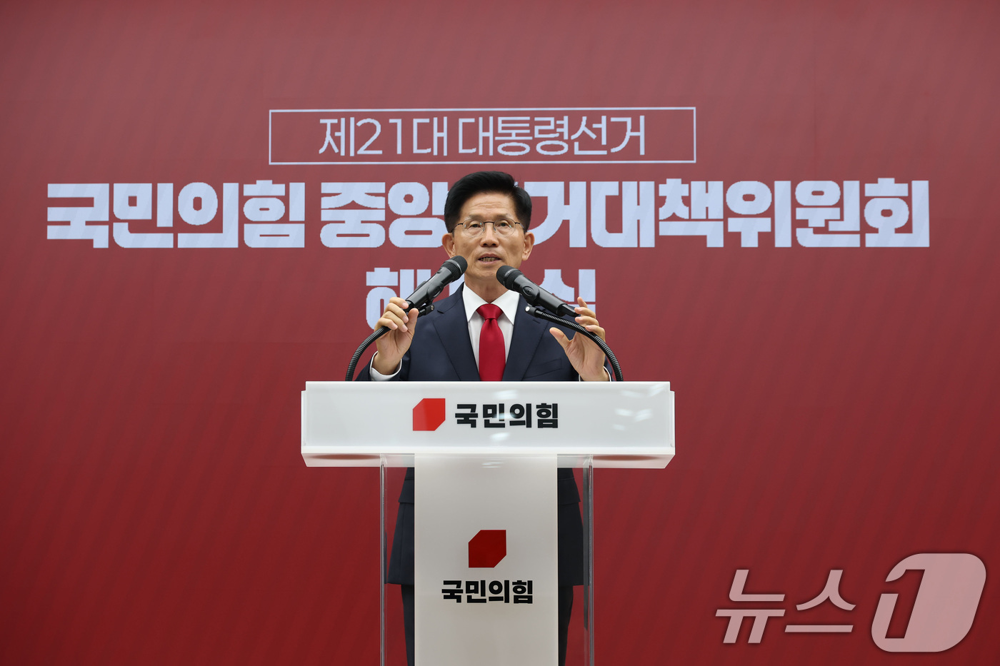 (서울=뉴스1) 이광호 기자 = 김문수 국민의힘 대선 후보가 4일 서울 여의도 국민의힘 당사에서 열린 중앙선대위 해단식에서 발언하고 있다. 2025.06.04 2025.6.4/뉴스 …