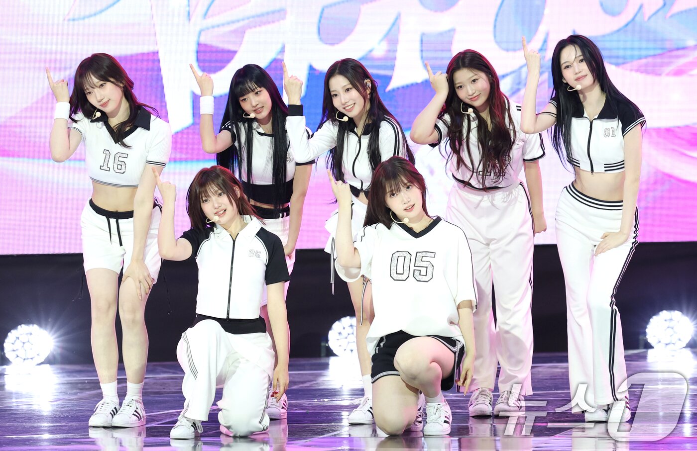 본문 이미지 - 그룹 유스피어(USPEER)의 이 4일 서울 마포구 SBS 프리즘타워에서 가진 첫 싱글 '스피드 존'(SPEED ZONE) 발매 쇼케이스에서 타이틀곡 '텔레파시'(Telepathy)를 선보이고 있다. 2025.6.4/뉴스1 ⓒ News1 권현진 기자