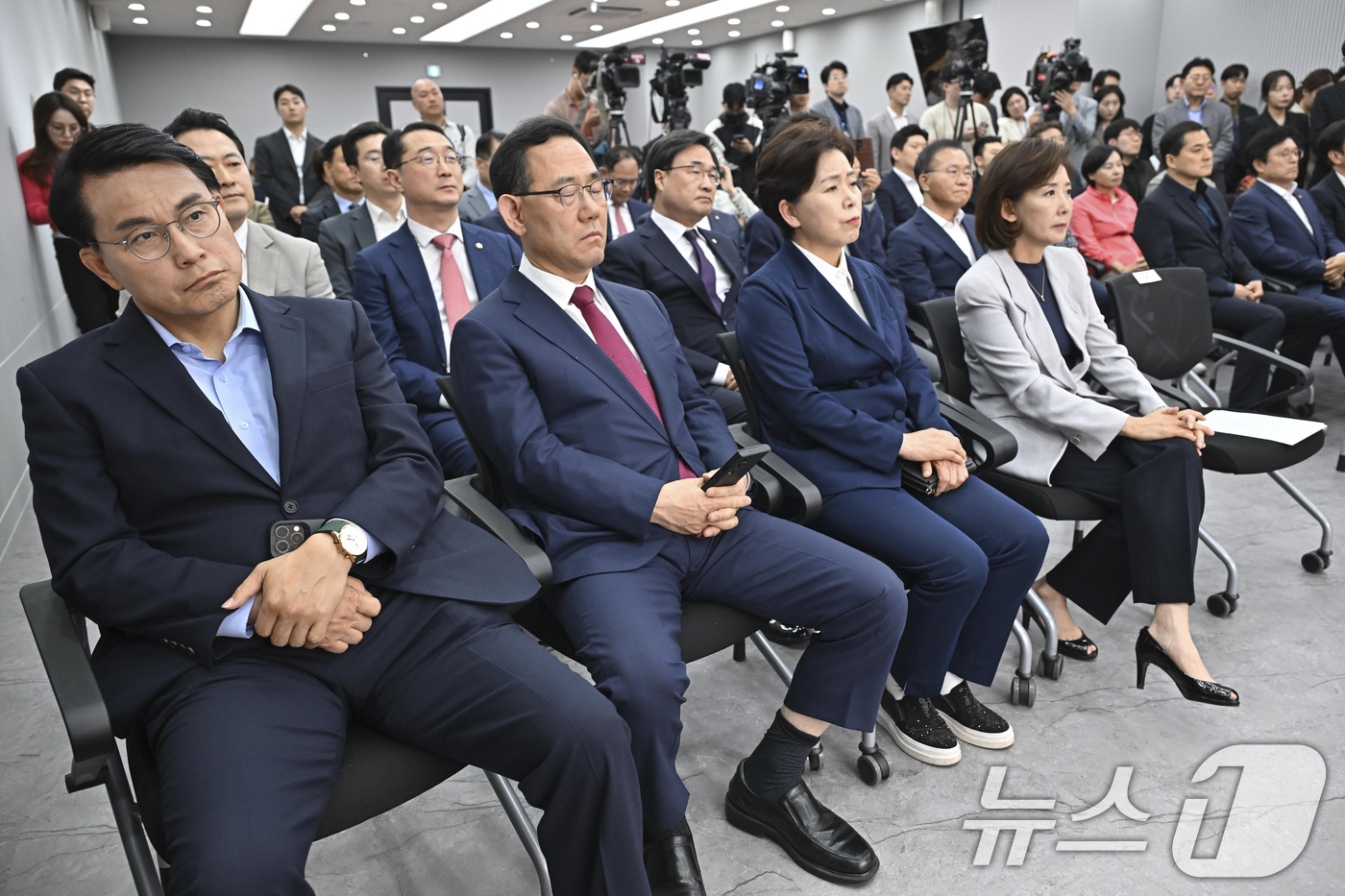 (서울=뉴스1) 이광호 기자 = 국민의힘 의원들이 4일 서울 여의도 중앙당사에서 열린 제21대 대통령선거 국민의힘 중앙선거대책위원회 해단식에서 김문수 전 대통령 후보의 소감을 듣고 …