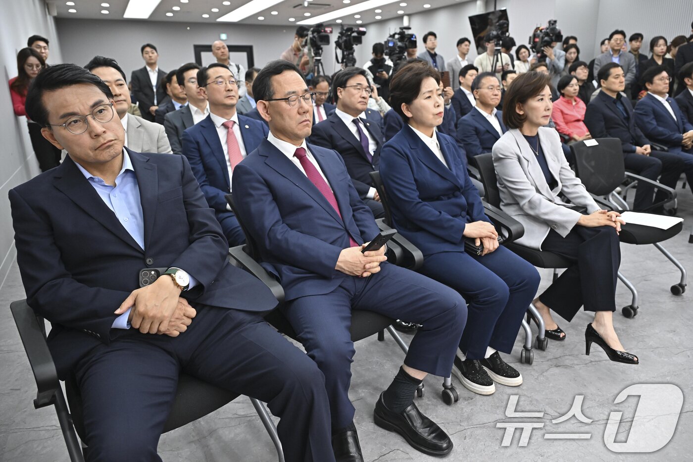 본문 이미지 - 국민의힘 의원들이 4일 서울 여의도 중앙당사에서 열린 제21대 대통령선거 국민의힘 중앙선거대책위원회 해단식에서 김문수 전 대통령 후보의 소감을 듣고 있다. &#40;공동취재&#41; 2025.6.4/뉴스1 ⓒ News1 이광호 기자