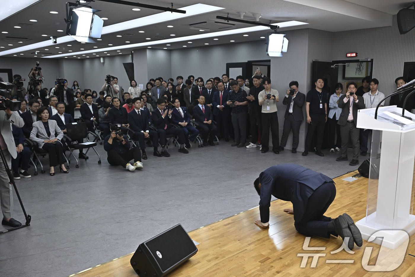 (서울=뉴스1) 이광호 기자 = 김문수 전 국민의힘 대통령 후보가 4일 서울 여의도 국민의힘 당사에서 열린 중앙선대위 해단식에서 큰절하고 있다. (공동취재) 2025.6.4/뉴스1 …