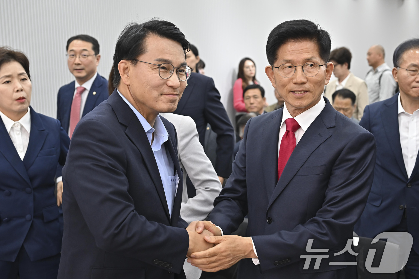 (서울=뉴스1) 이광호 기자 = 김문수 전 국민의힘 대통령 후보가 4일 서울 여의도 중앙당사에서 열린 제21대 대통령선거 국민의힘 중앙선거대책위원회 해단식에서 윤상현 의원과 인사하 …