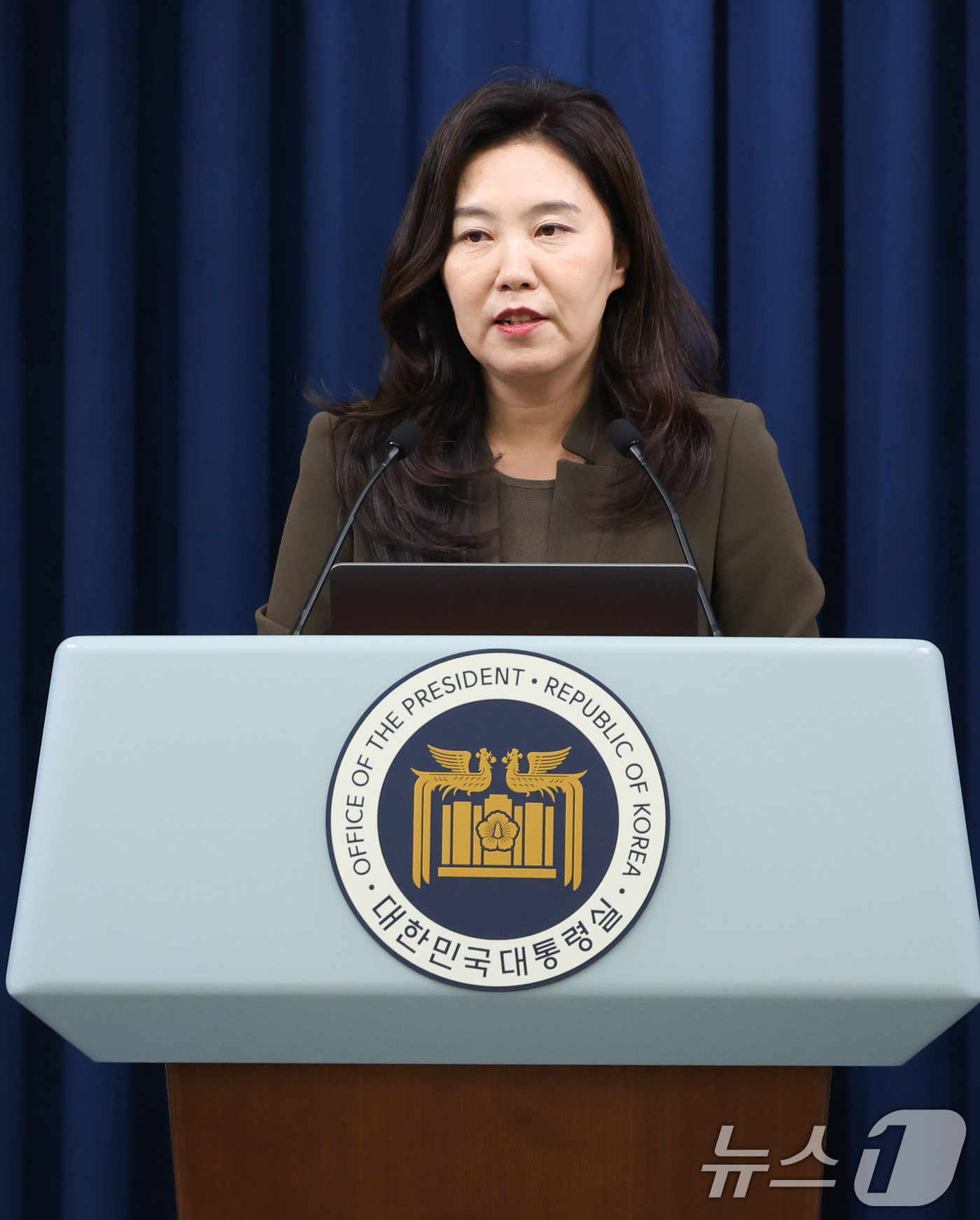 (서울=뉴스1) 허경 기자 = 강유정 대통령실 대변인이 4일 서울 용산구 대통령실 청사에서 현안 브리핑을 하고 있다. 2025.6.4/뉴스1