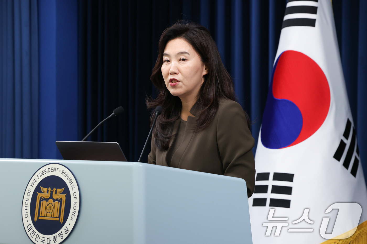 (서울=뉴스1) 허경 기자 = 강유정 대통령실 대변인이 4일 서울 용산구 대통령실 청사에서 현안 브리핑을 하고 있다. 2025.6.4/뉴스1