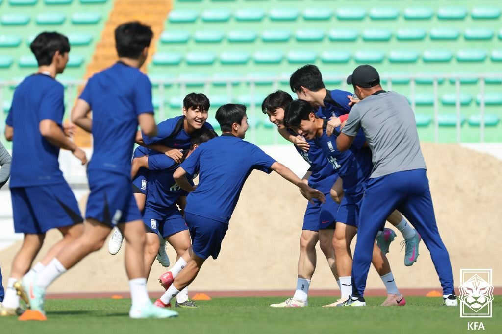 본문 이미지 - 밝은 분위기 속에서 훈련하는 U22 대표팀&#40;대한축구협회 제공&#41; 