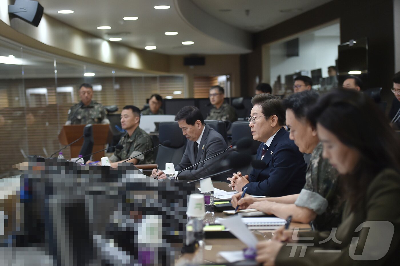 본문 이미지 - 이재명 대통령이 지난달 4일 서울 용산구 합동참모본부 전투통제실을 방문해 김명수 합참의장 등 군 지휘부로부터 군사대비태세 보고를 받은 뒤 각군 지휘관과 화상회의를 하고 있다. &#40;국방부 제공. 재판매 및 DB 금지&#41; 2025.6.4/뉴스1