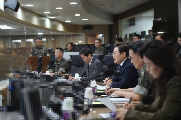 李대통령, 군 장병들 만나 "국가 존속에 가장 중요 역할…충성심 믿어"