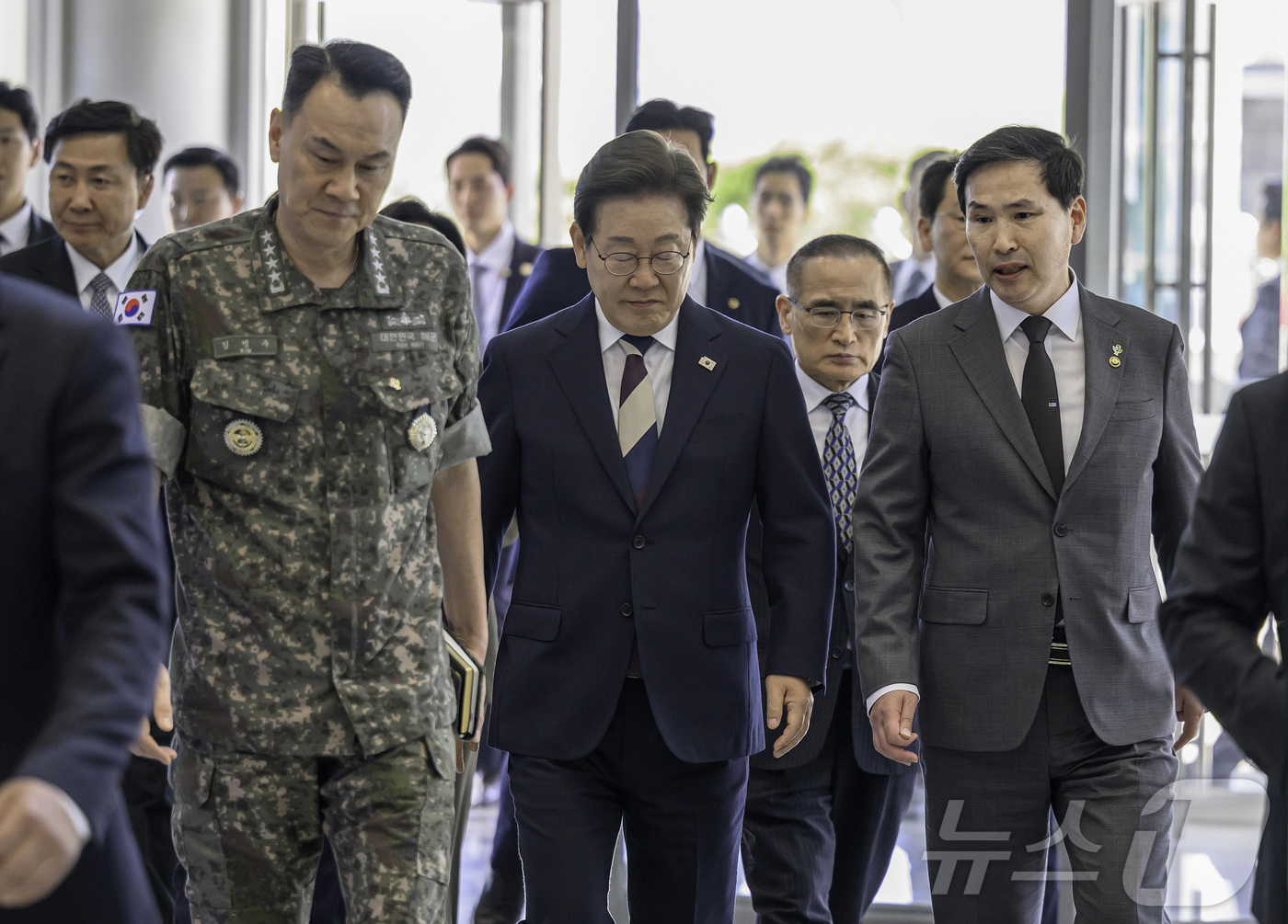 (서울=뉴스1) = 이재명 대통령이 4일 서울 용산구 합동참모본부 전투통제실을 방문해 김선호 국방부 장관 직무대행, 김명수 합참의장 등 군 지휘부와 전투통제실로 이동하고 있다. ( …