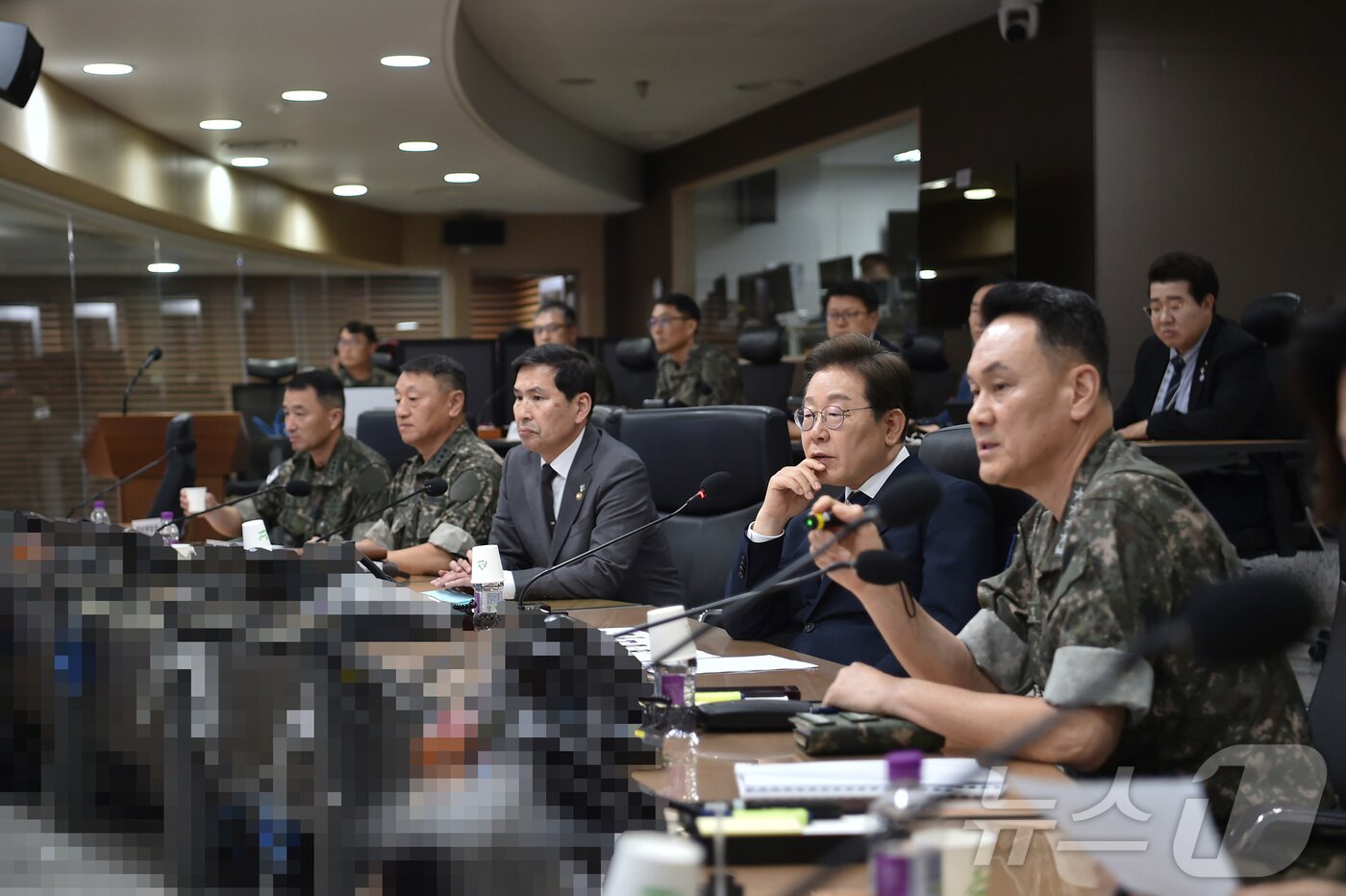 본문 이미지 - 이재명 대통령이 4일 서울 용산구 합동참모본부 전투통제실을 방문해 김명수 합참의장에게 군사대비태세 보고를 받고 있다. (국방부 제공. 재판매 및 DB 금지) 2025.6.4/뉴스1