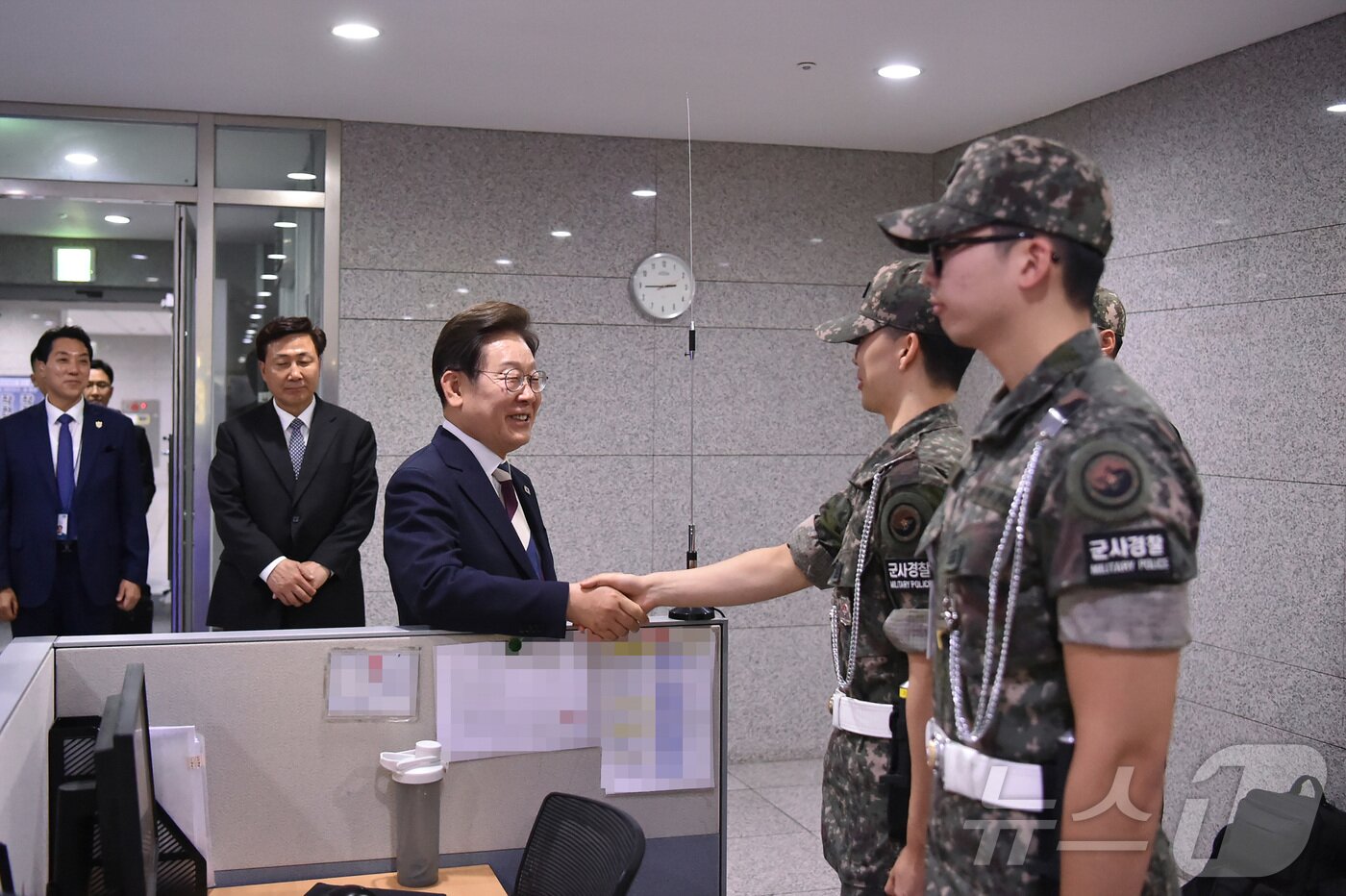 본문 이미지 - 이재명 대통령이 지난 4일 서울 용산구 합동참모본부 전투통제실을 방문해 합참 장병들을 격려하고 있다. &#40;국방부 제공. 재판매 및 DB 금지&#41; 2025.6.4/뉴스1