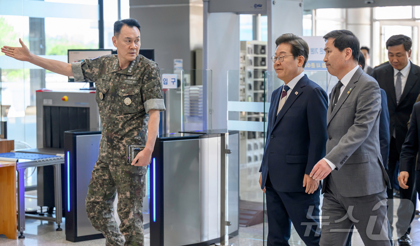 (서울=뉴스1) = 이재명 대통령이 4일 서울 용산구 합동참모본부 전투통제실을 방문해 김선호 국방부 장관 직무대행, 김명수 합참의장과 전투 통제실로 이동하고 있다. (국방부 제공. …