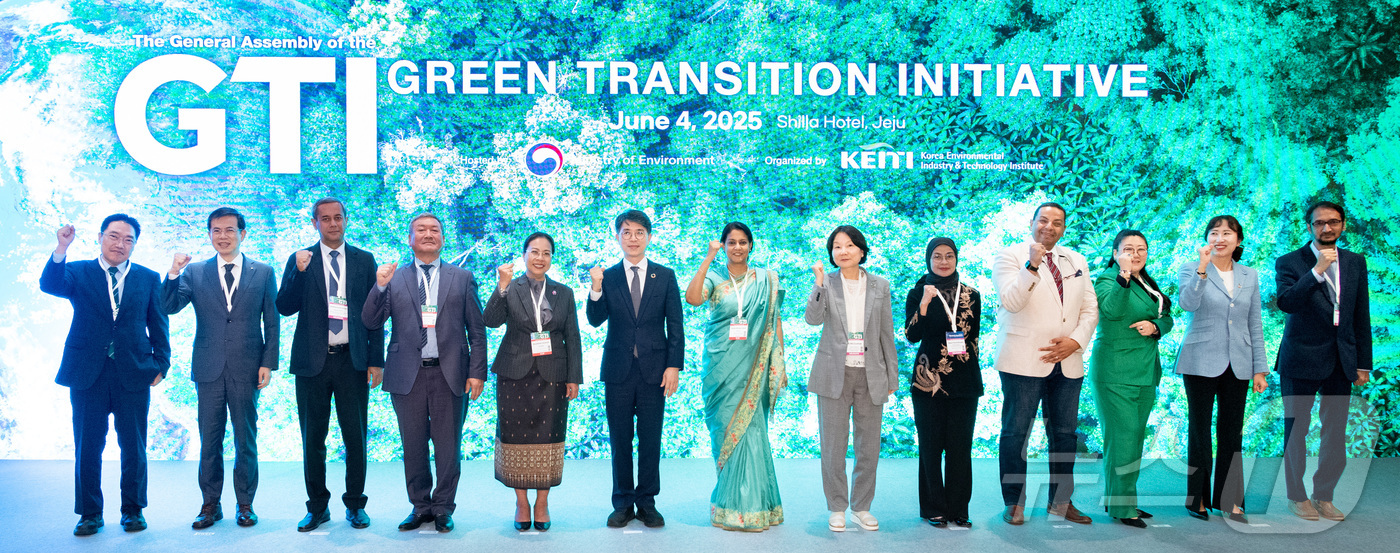 (서울=뉴스1) = 김완섭 환경부 장관이 4일 제주 신라호텔에서 열린 녹색전환이니셔티브(GTI) 제1차 정기총회에서 정식 의장으로 선출된 후 기념촬영을 하고 있다. (환경부 제공. …