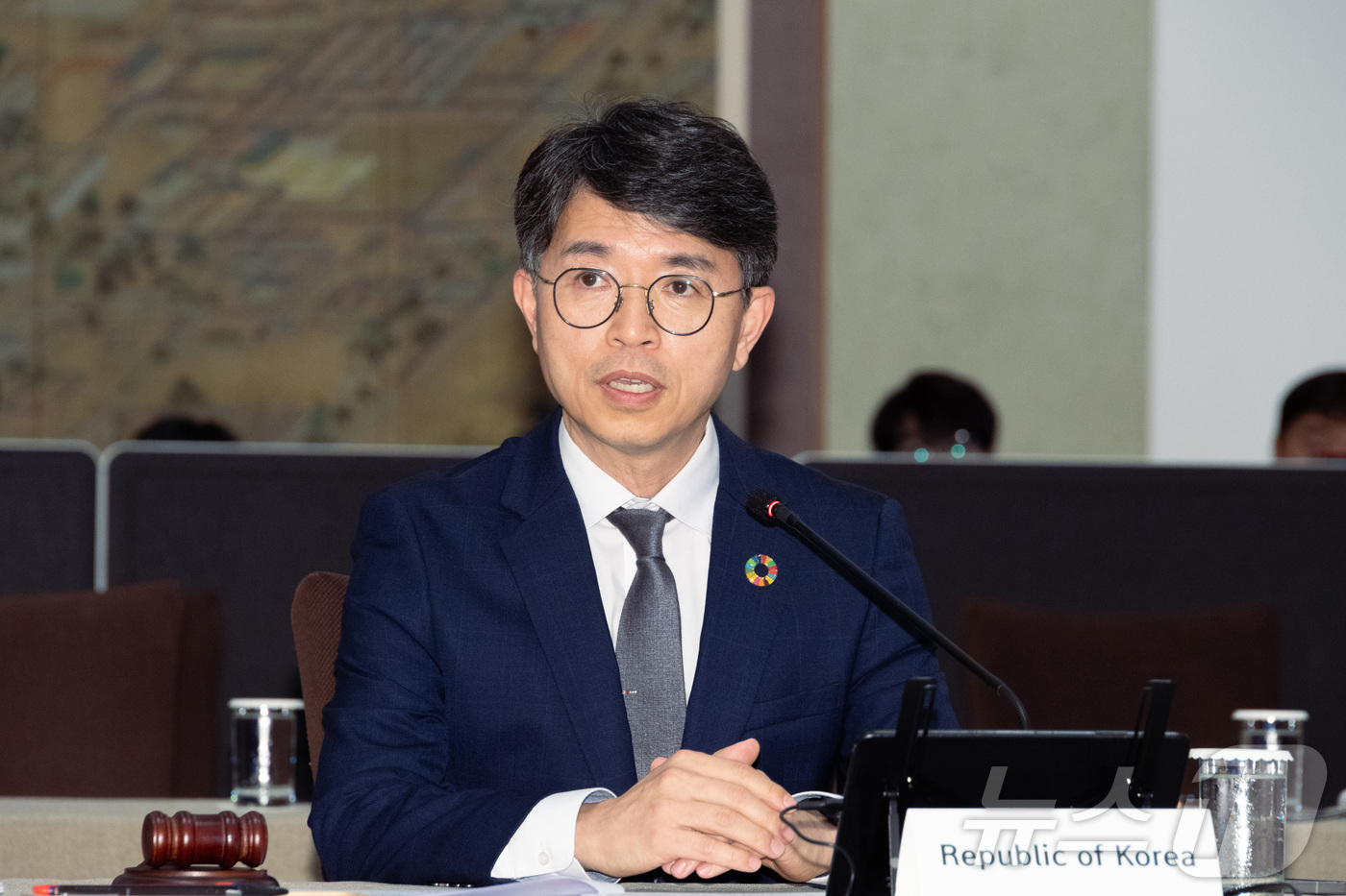 (서울=뉴스1) = 김완섭 환경부 장관이 4일 제주 신라호텔에서 열린 녹색전환이니셔티브(GTI) 제1차 정기총회에서 정식 의장으로 선출된 후 수락연설을 하고 있다. (환경부 제공. …