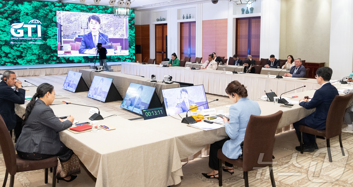 (서울=뉴스1) = 김완섭 환경부 장관이 4일 제주 신라호텔에서 열린 녹색전환이니셔티브(GTI) 제1차 정기총회에서 정식 의장으로 선출된 후 수락연설을 하고 있다. (환경부 제공. …