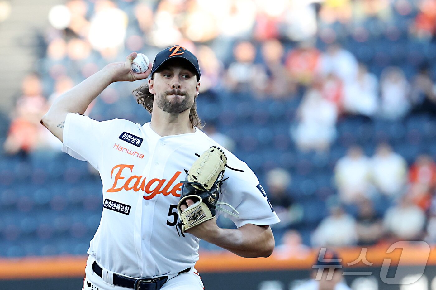 본문 이미지 - 4일 대전 한화생명볼파크에서 열린 '2025 신한 SOL 뱅크 KBO리그' 프로야구 한화 이글스 대 KT 위즈 경기에서 한화 선발 와이스가 투구하고 있다. 2025.6.4/뉴스1 ⓒ News1 김기남 기자