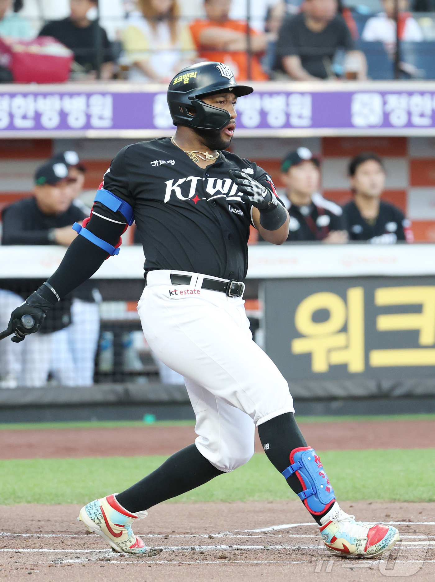 (대전=뉴스1) 김기남 기자 = 4일 대전 한화생명볼파크에서 열린 '2025 신한 SOL 뱅크 KBO리그' 프로야구 한화 이글스 대 KT 위즈 경기에서 KT 로하스가 1회 안타를 …