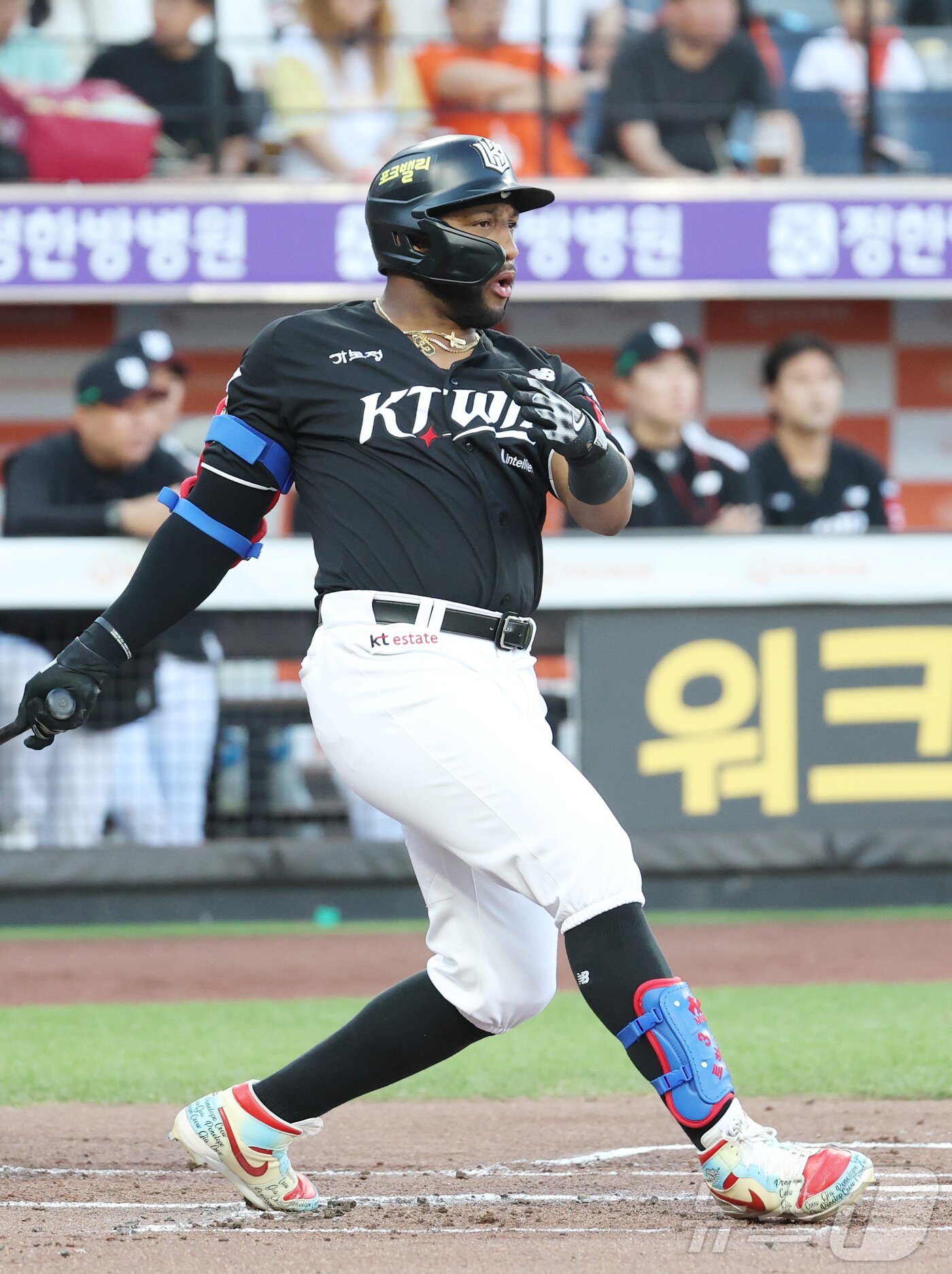 본문 이미지 - 4일 대전 한화생명볼파크에서 열린 &#39;2025 신한 SOL 뱅크 KBO리그&#39; 프로야구 한화 이글스 대 KT 위즈 경기에서 KT 로하스가 1회 안타를 치고 있다. 2025.6.4/뉴스1 ⓒ News1 김기남 기자