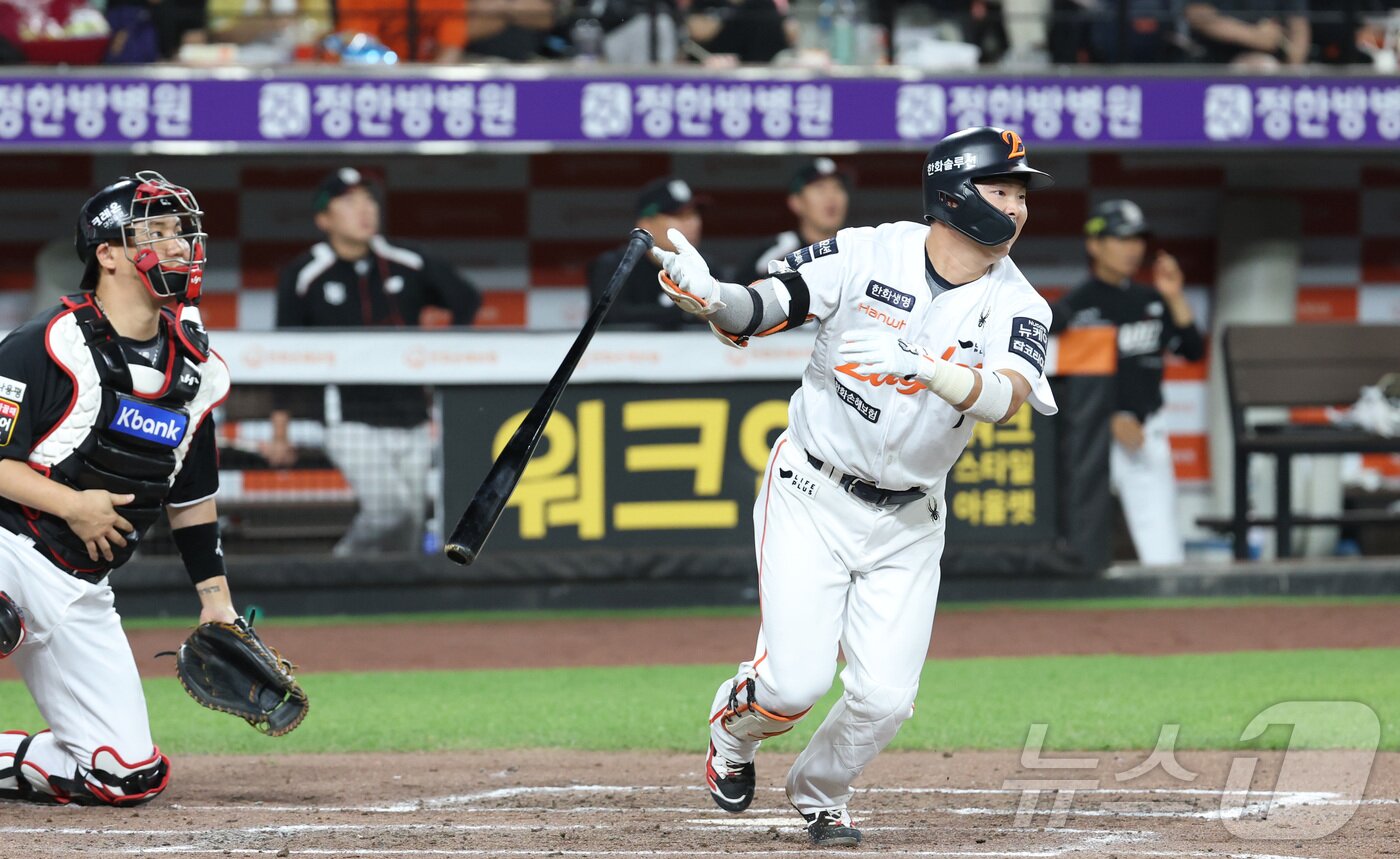 본문 이미지 - 4일 대전 한화생명볼파크에서 열린 '2025 신한 SOL 뱅크 KBO리그' 프로야구 한화 이글스 대 kt 위즈 경기에서 한화 이도윤이 7회말 2사 2,3루에서 2타점 역전 안타를 치고 있다. 2025.6.4/뉴스1 ⓒ News1 김기남 기자