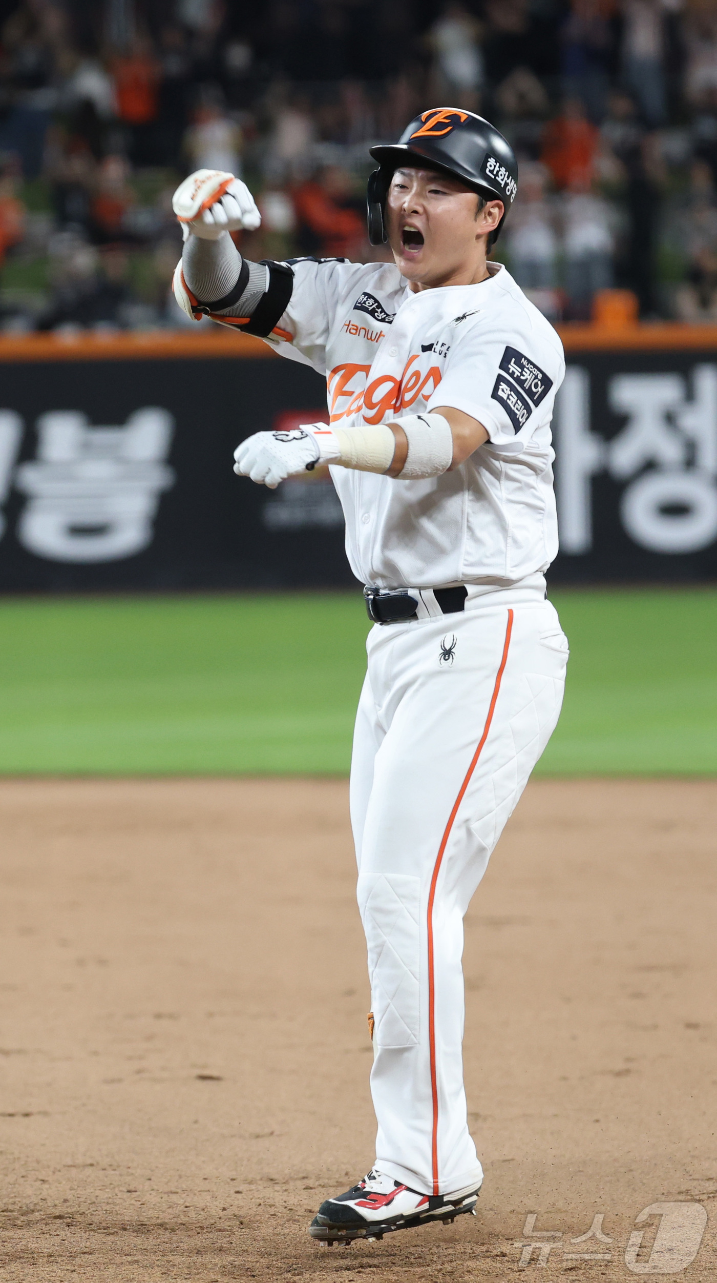 (대전=뉴스1) 김기남 기자 = 4일 대전 한화생명볼파크에서 열린 '2025 신한 SOL 뱅크 KBO리그' 프로야구 한화 이글스 대 kt 위즈 경기에서 한화 이도윤이 7회말 2사 …