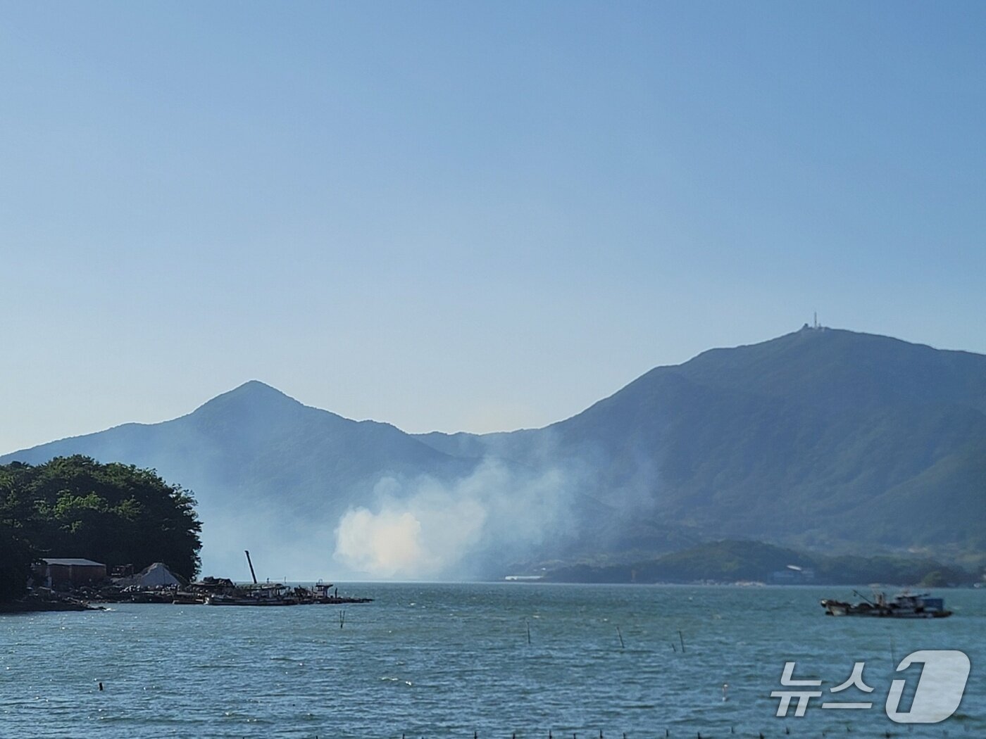 본문 이미지 - 4일 오후 5시 2분쯤 하동군 금남면 대치리의 한 야산에서 산불이 발생했다. 사진은 산불 현장 모습.&#40;산림청 제공. 재판매 및 DB금지&#41;