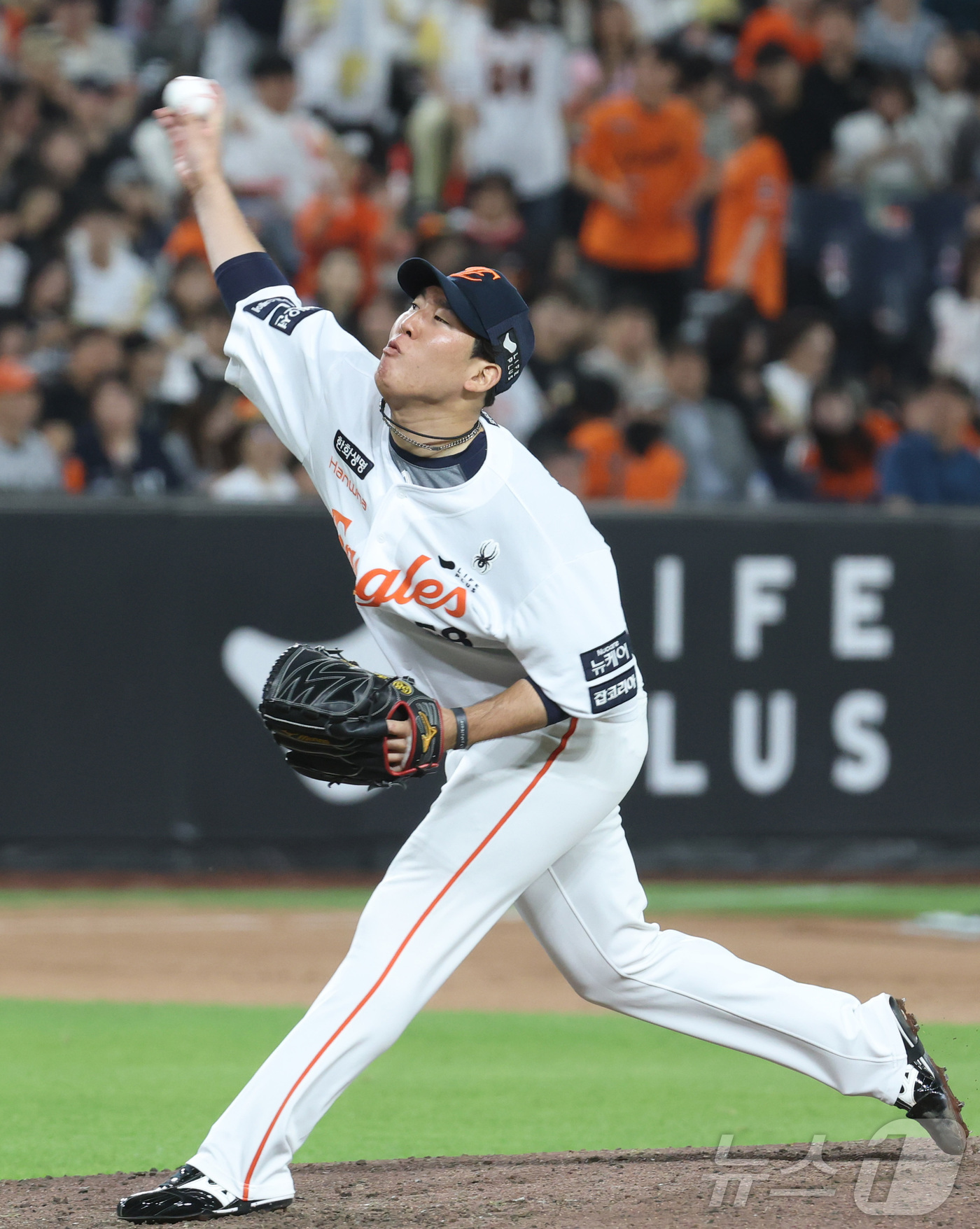 (대전=뉴스1) 김기남 기자 = 4일 대전 한화생명볼파크에서 열린 '2025 신한 SOL 뱅크 KBO리그' 프로야구 한화 이글스 대 kt 위즈 경기에서 한화 박상원이 투구하고  있 …