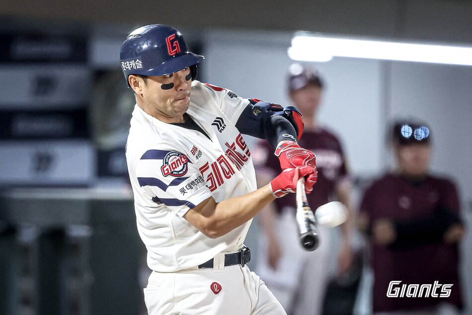 본문 이미지 - 롯데 자이언츠 주장 전준우가 4일 열린 KBO리그 사직 키움 히어로즈전에서 개인 통산 2000안타를 달성했다. (롯데 자이언츠 제공)