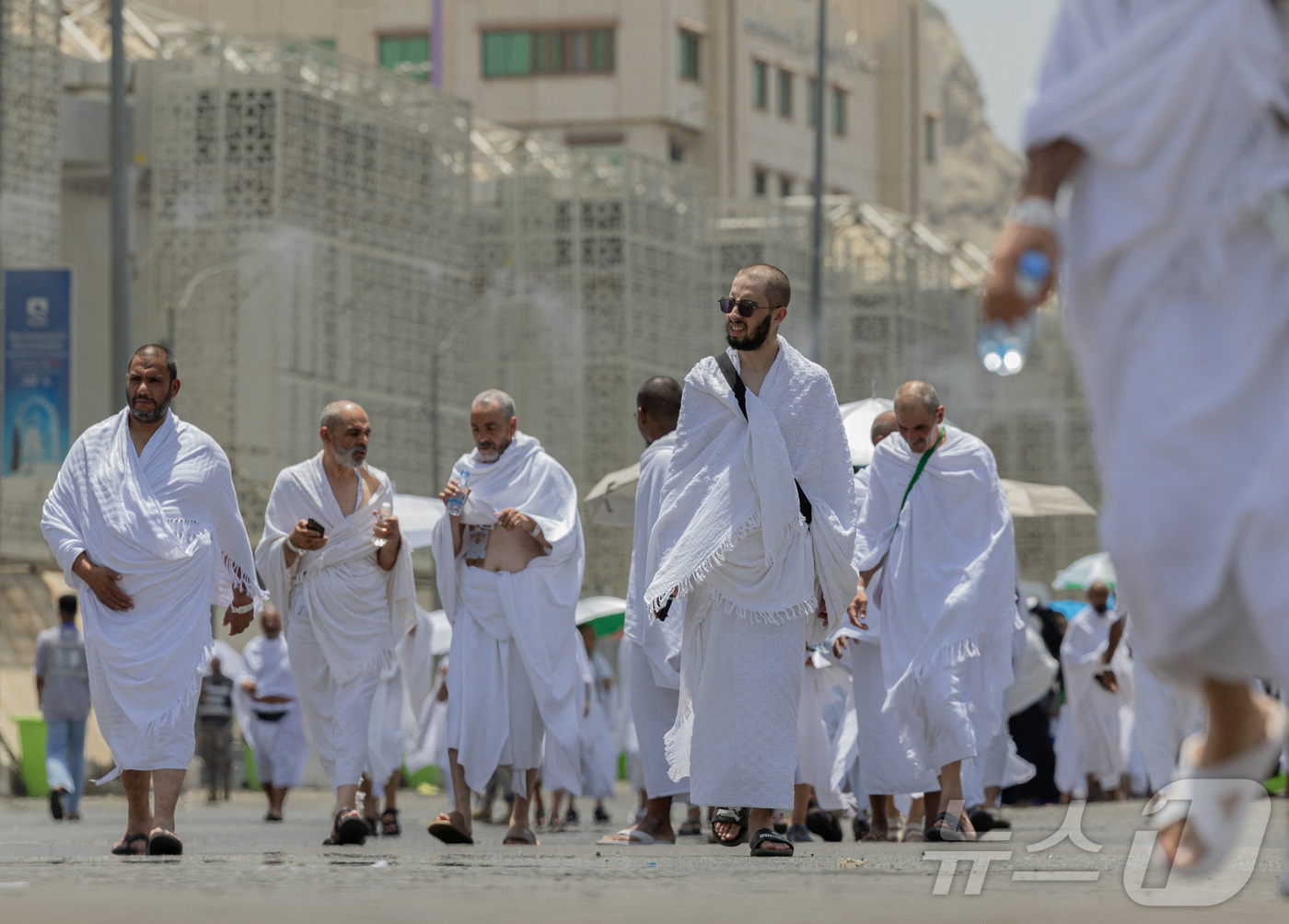 (메카 로이터=뉴스1) 정지윤 기자 = 무슬림들이 4일(현지시간) 성지순례를 하기 위해 사우디아라비아 메카로 모여들고 있다. 2025.06.04ⓒ 로이터=뉴스1