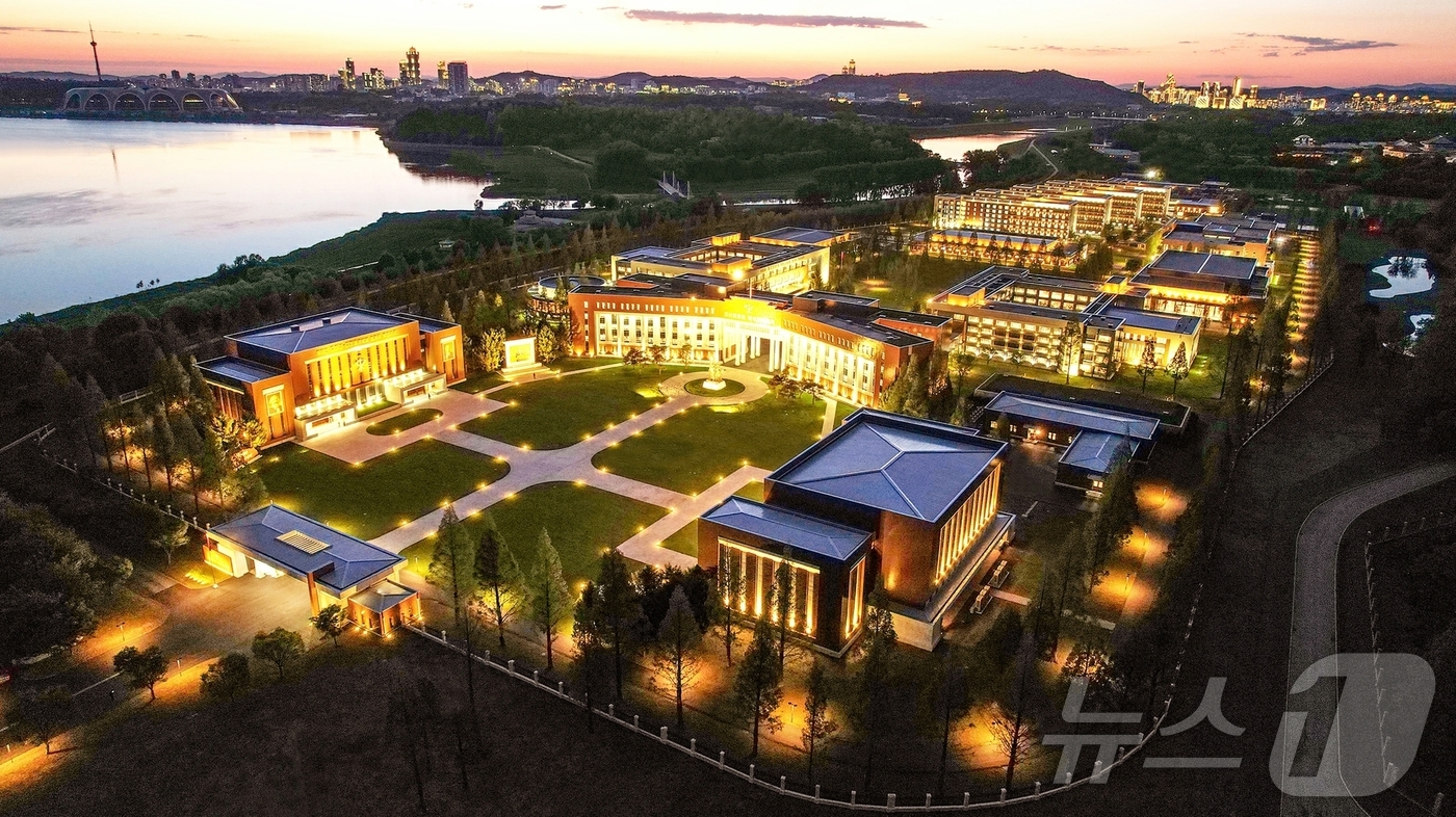 (평양 노동신문=뉴스1) = 북한 노동당 기관지 노동신문은 5일 "불과 10여 년 동안에 이룩된 수도 평양의 눈부신 전변의 화폭이 우리 앞에 펼쳐져 있다"며 평양의 변화상을 선전했 …