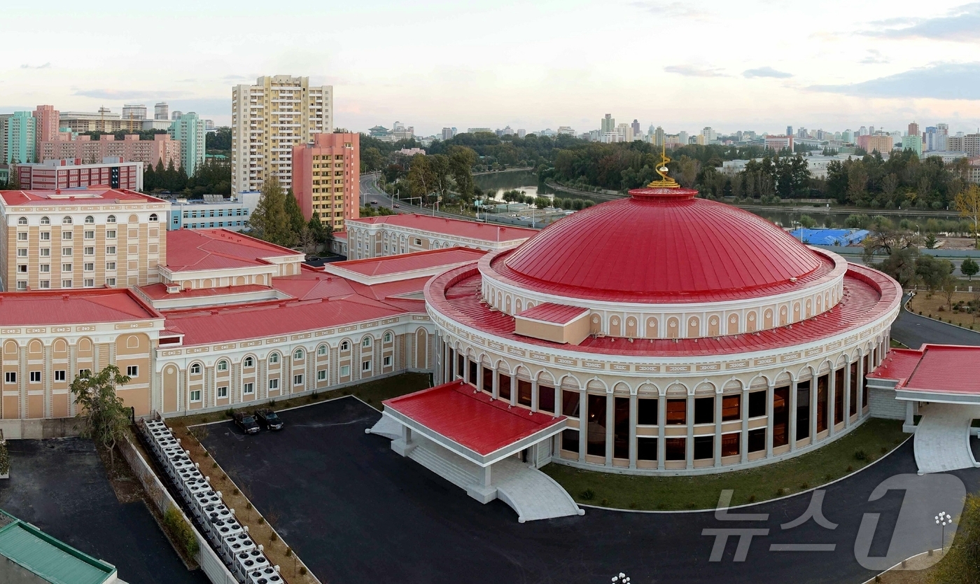 (평양 노동신문=뉴스1) = 북한 노동당 기관지 노동신문은 5일 "불과 10여 년 동안에 이룩된 수도 평양의 눈부신 전변의 화폭이 우리 앞에 펼쳐져 있다"며 평양의 변화상을 선전했 …