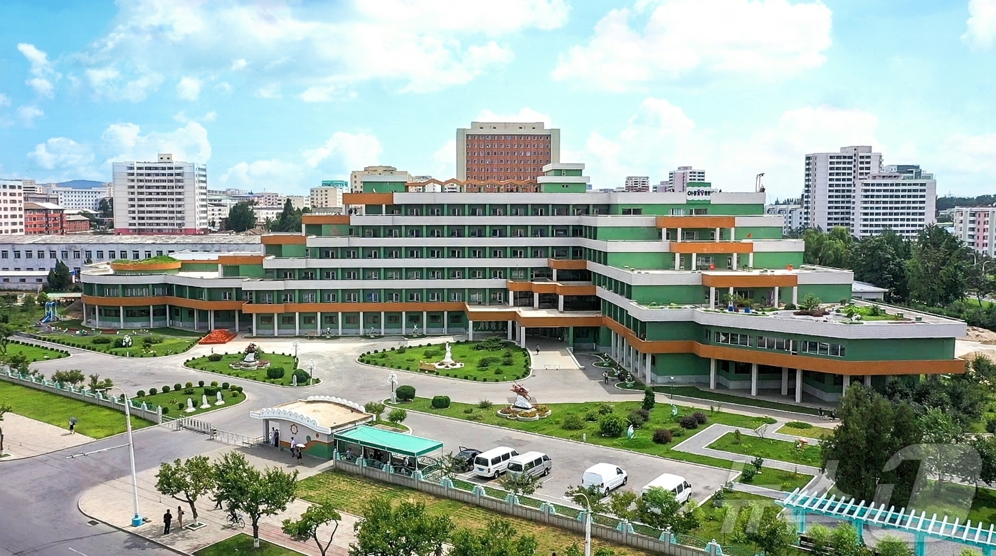 (평양 노동신문=뉴스1) = 북한 노동당 기관지 노동신문은 5일 "불과 10여 년 동안에 이룩된 수도 평양의 눈부신 전변의 화폭이 우리 앞에 펼쳐져 있다"며 평양의 변화상을 선전했 …